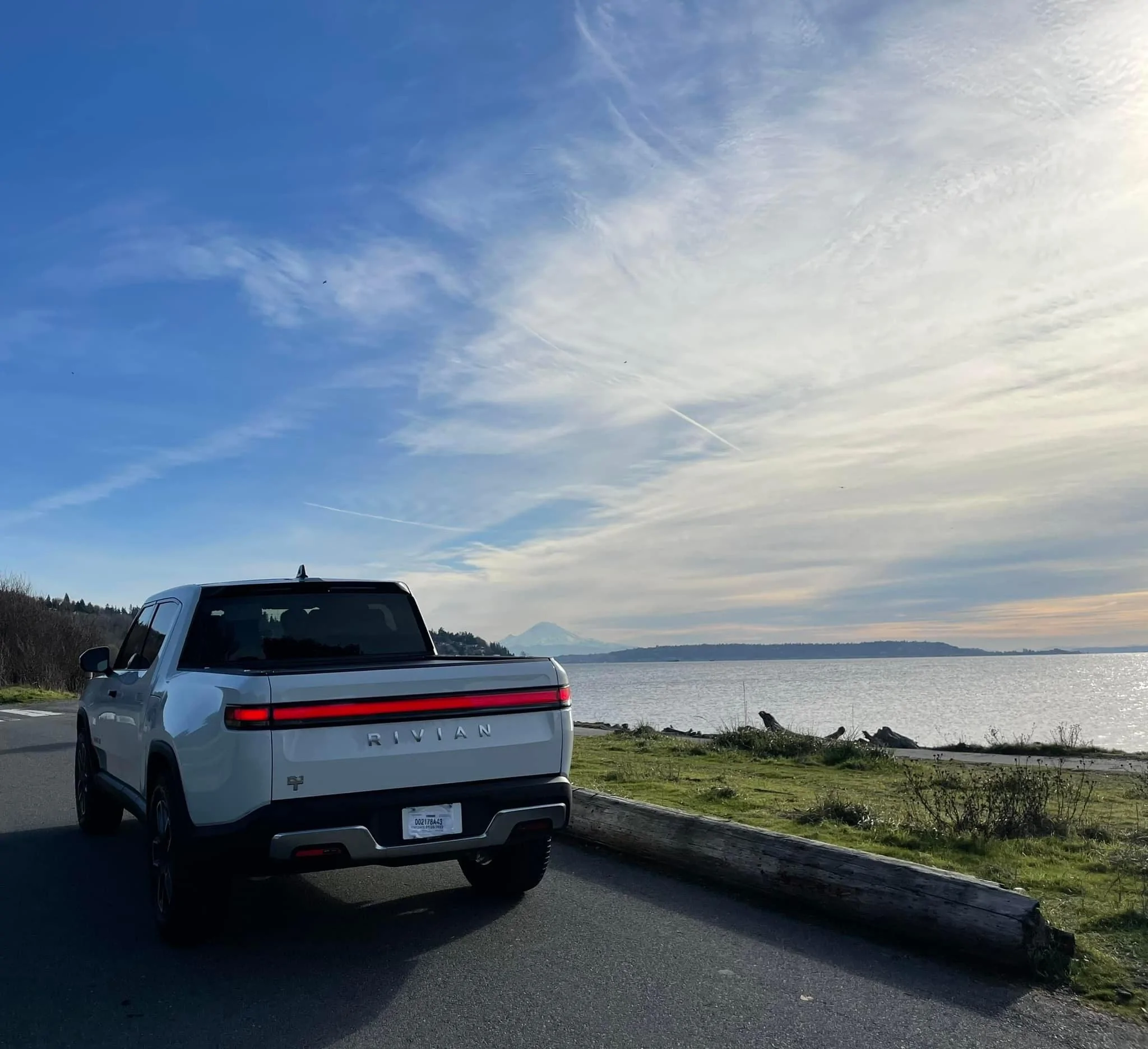 Rivian R1T R1S GLACIER WHITE R1T  Photos 263190094_10163073695369988_74508442332897095_n