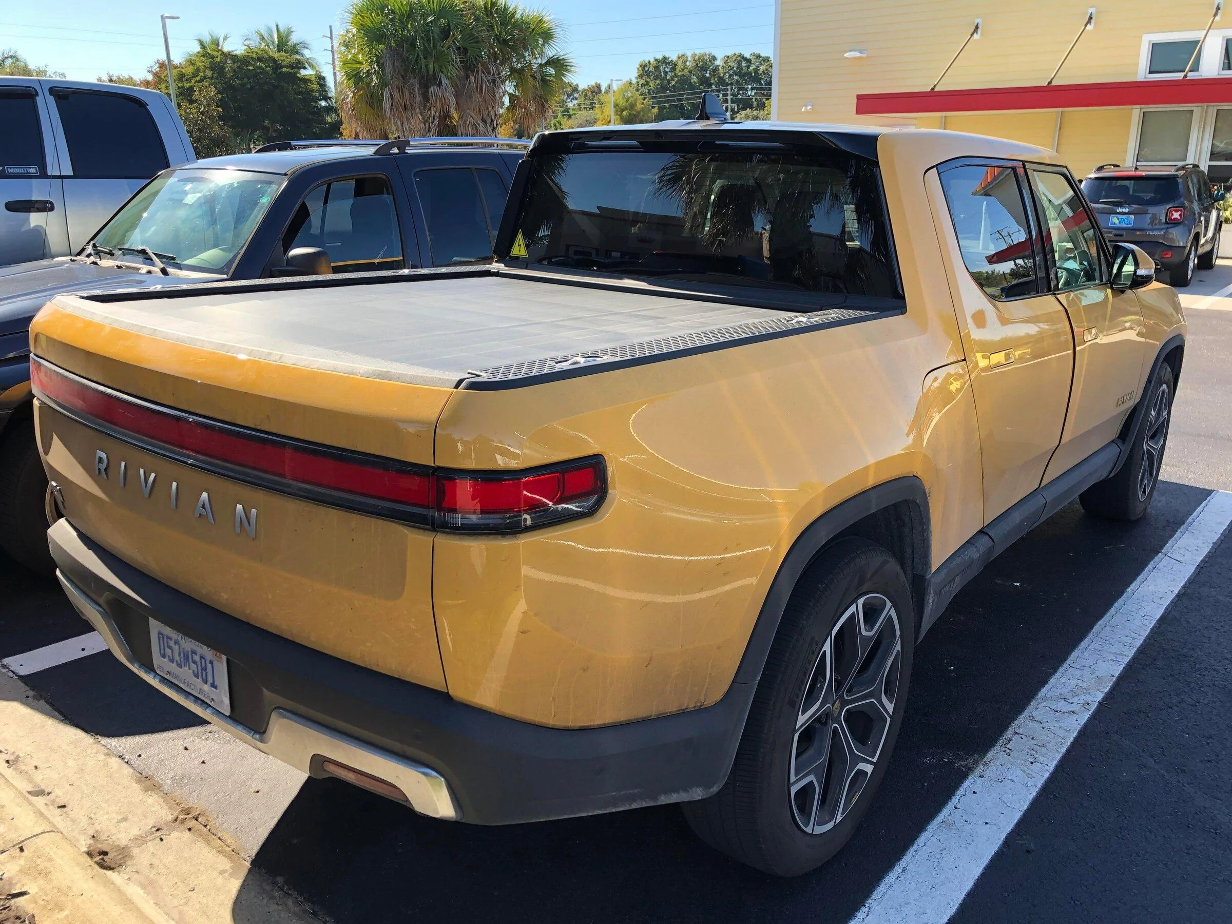 Rivian R1T R1S COMPASS YELLOW R1T Photos a4zef4de0k381