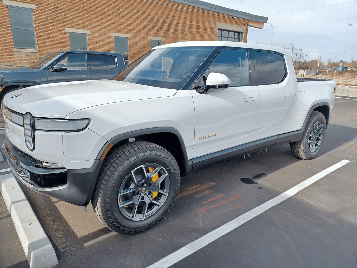 Rivian R1T R1S GLACIER WHITE R1T  Photos 1638819243297