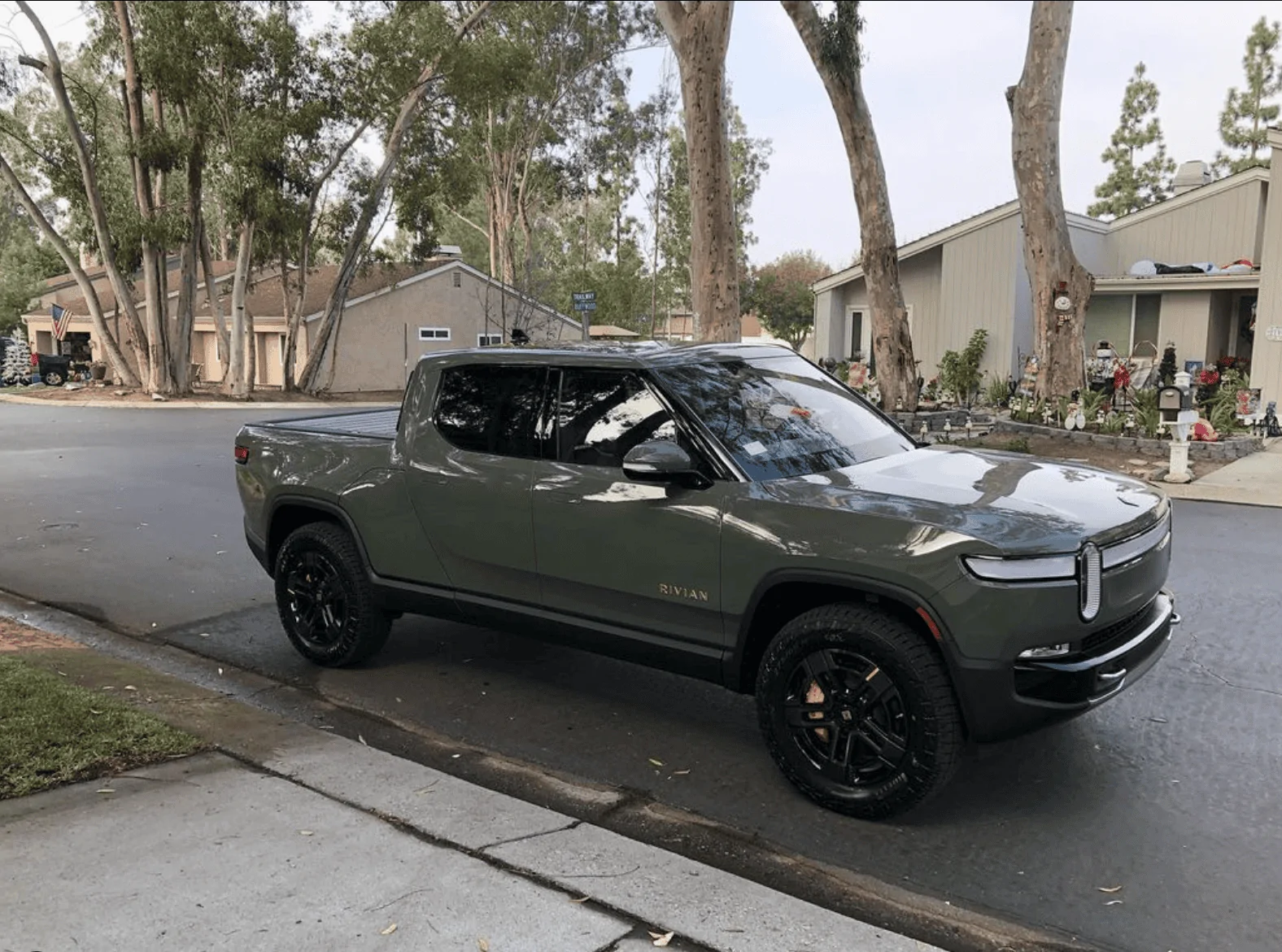 Rivian R1T R1S LAUNCH GREEN R1T Photos Screen Shot 2021-12-07 at 10.45.09 AM