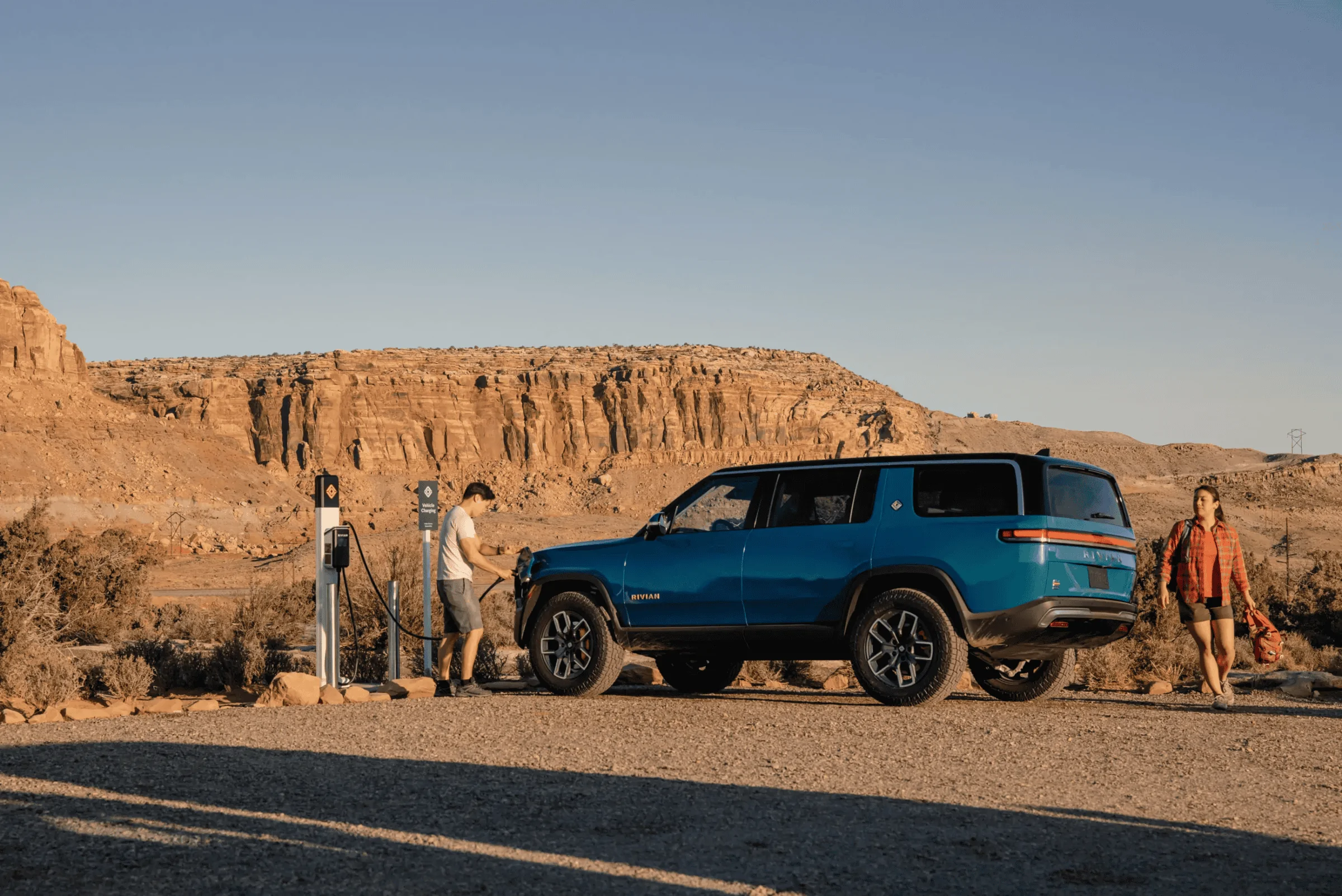 Rivian R1T R1S Does R1S have rear roof flow control air channel like R1T? 1638987698628