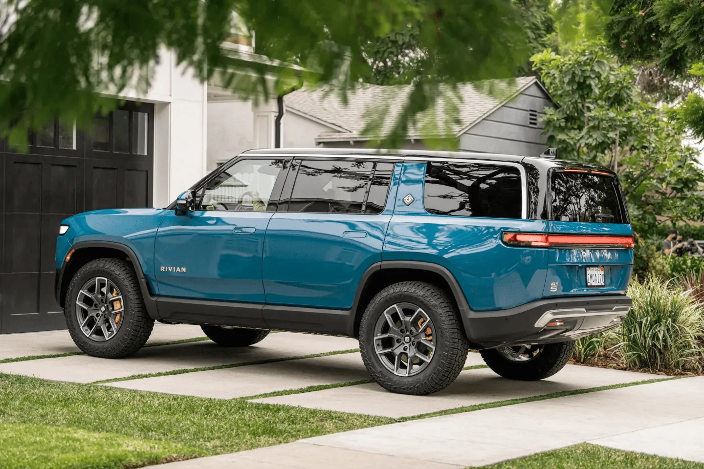 Rivian R1T R1S Does R1S have rear roof flow control air channel like R1T? 1638988569113