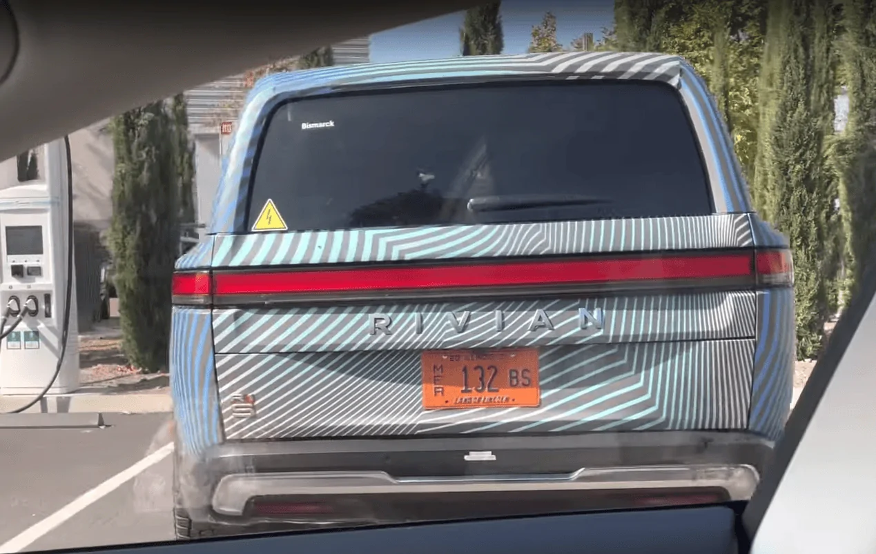 Rivian R1T R1S Does R1S have rear roof flow control air channel like R1T? r1s_hatch_wrapped