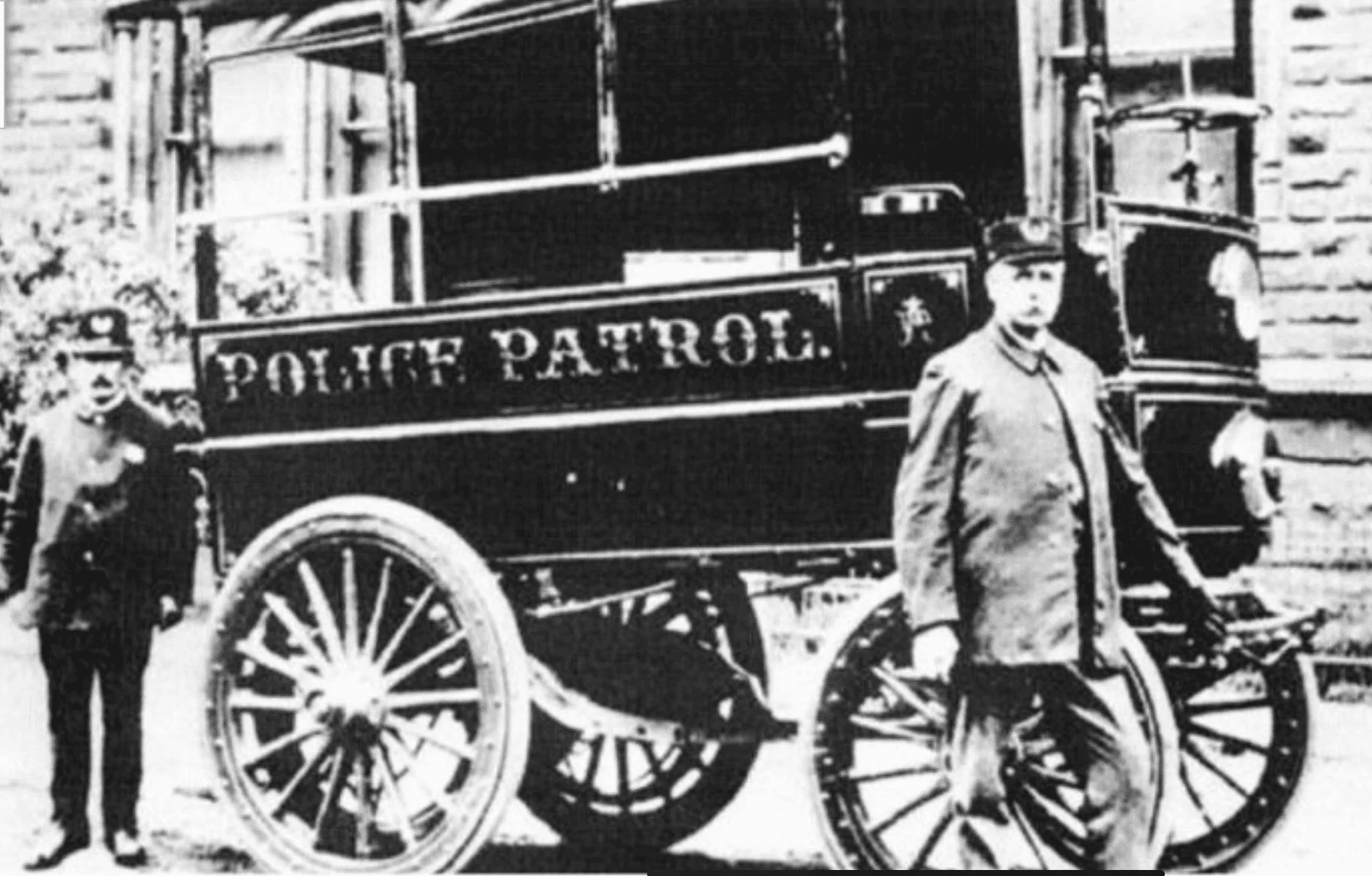 Rivian R1T R1S R1S as a police car. 1639070672189