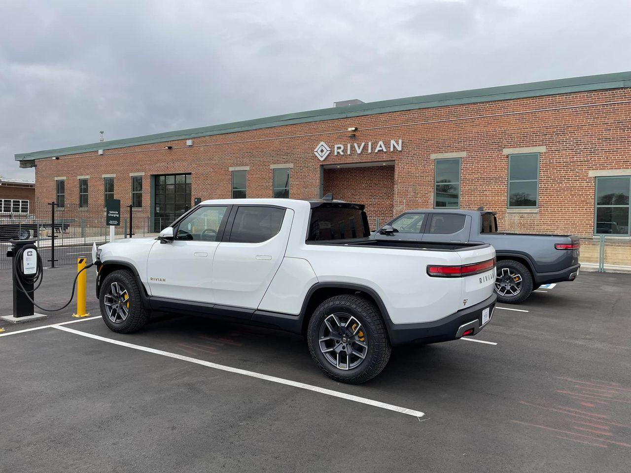 Rivian R1T R1S GLACIER WHITE R1T  Photos 265178652_10159560496981877_5422874338418077210_n