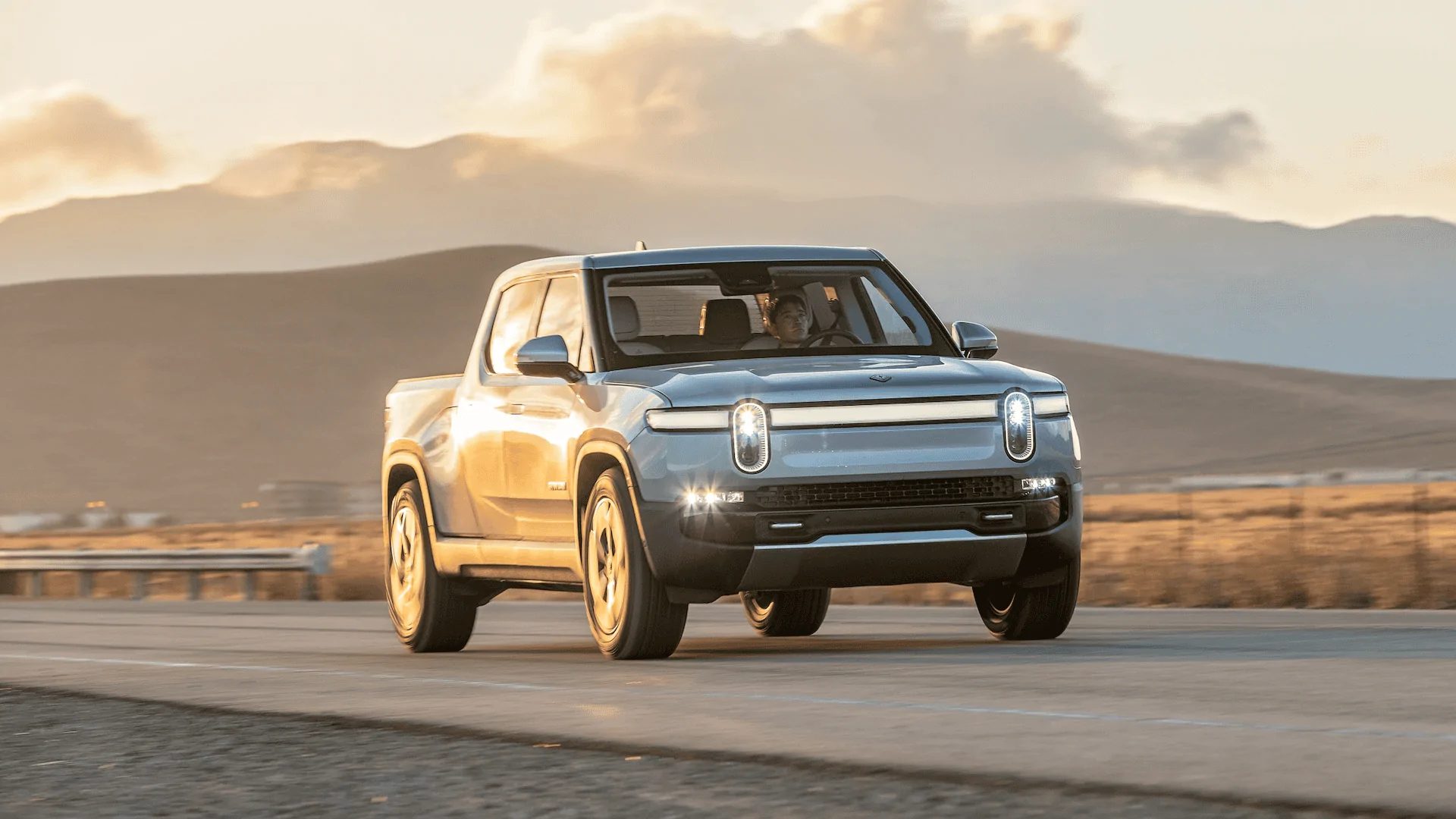 Rivian R1T R1S Motor Trend Review [Dec 10]: Rivian R1T Pros and Cons: A New Era 2022-Rivian-R1T-111