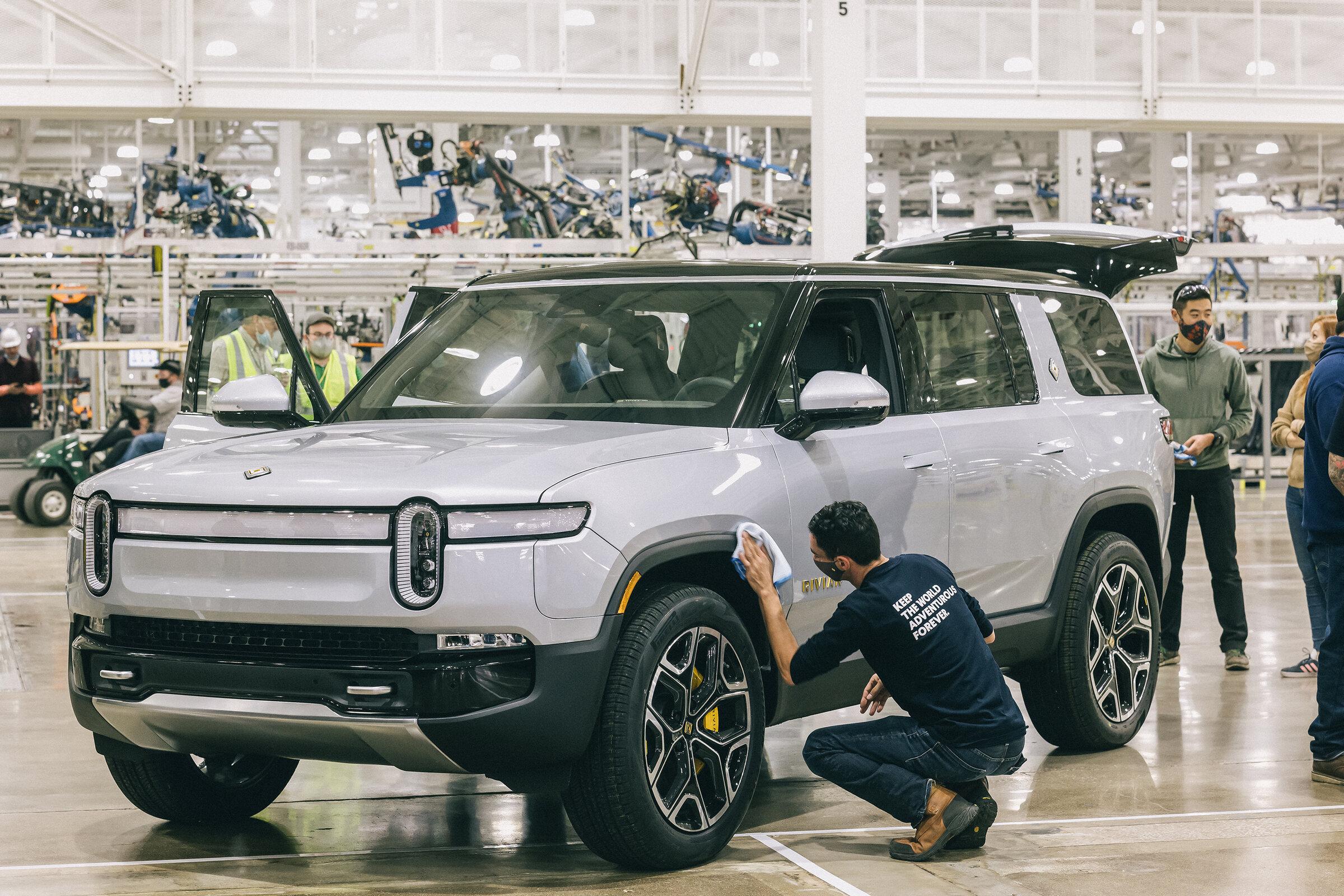 Rivian R1T R1S Rivian: “We made our first R1S deliveries last week to RJ and our CFO Claire” FHEMi6XVIAEinPR