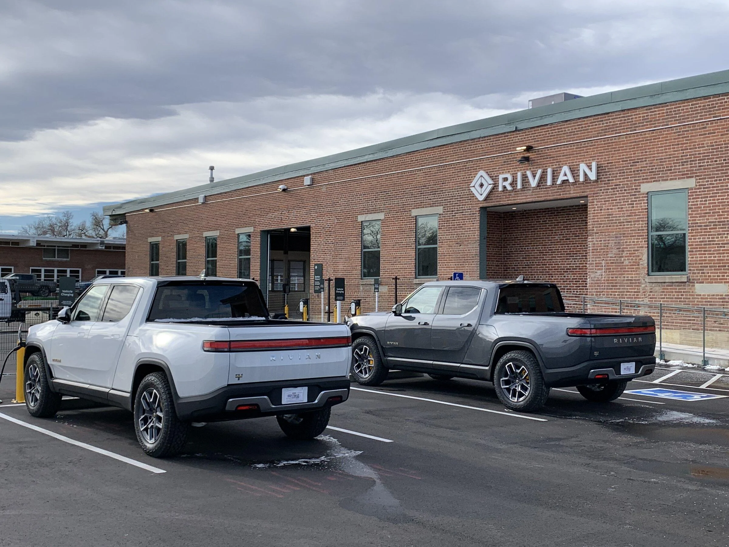 Rivian R1T R1S Pics: Denver Rivian Service Center w/ Interior Photos 905cc92a-76b8-44b3-8ab2-ca533abc6dc6-jpeg