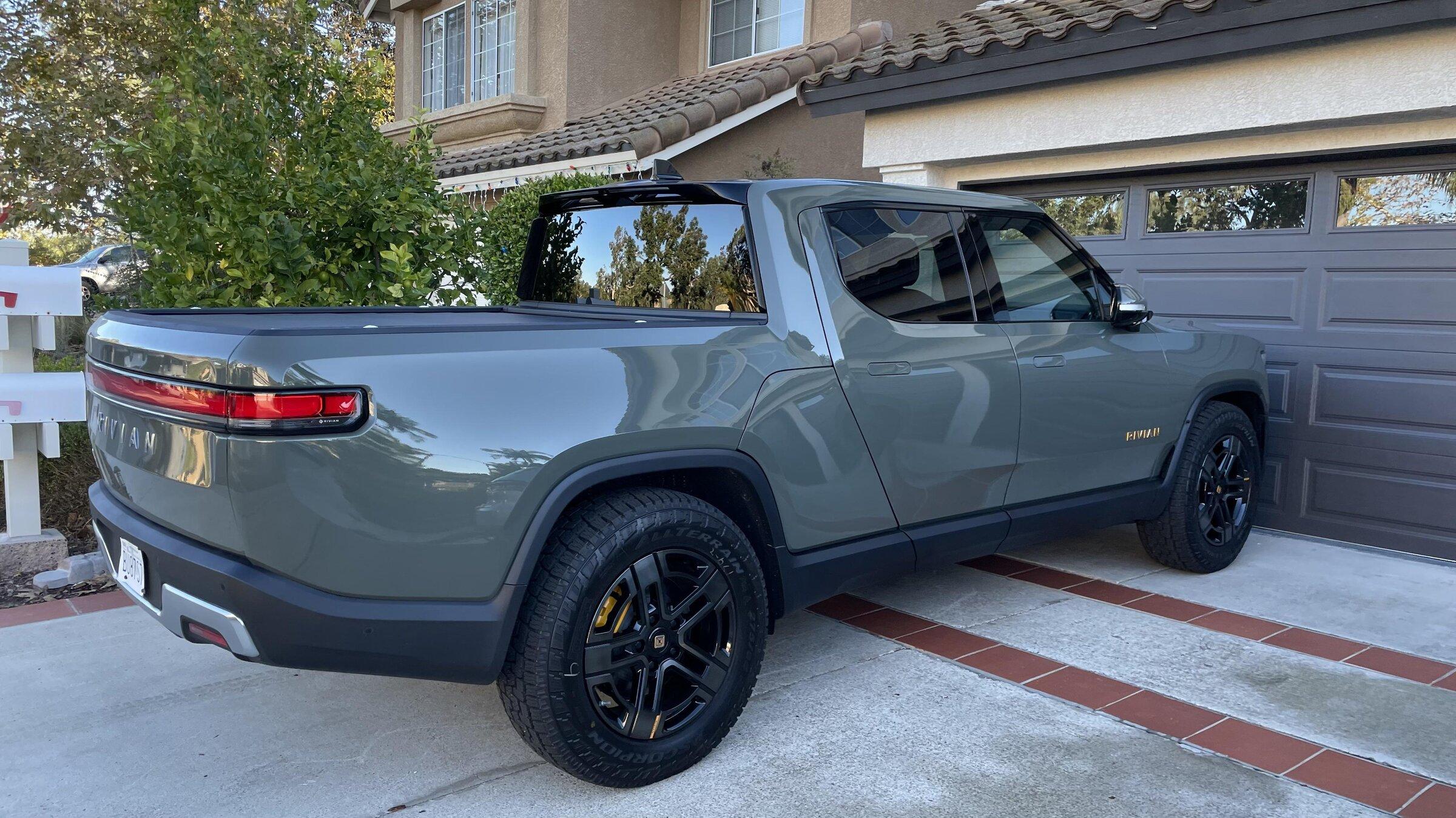 Rivian R1T R1S LAUNCH GREEN R1T Photos q79y63eyz7781