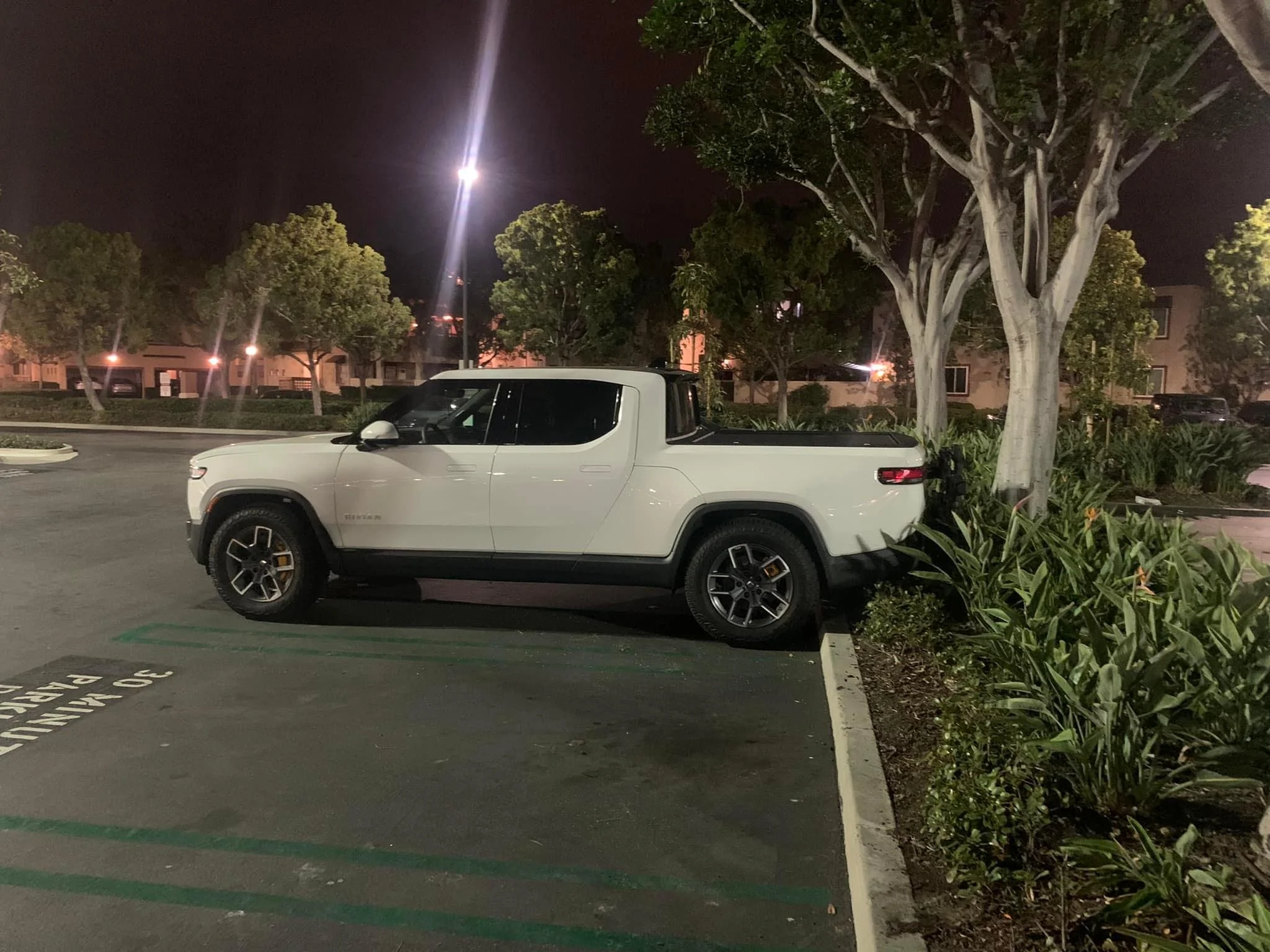 Rivian R1T R1S GLACIER WHITE R1T  Photos 269785007_2968811060113772_1333574996734670617_n