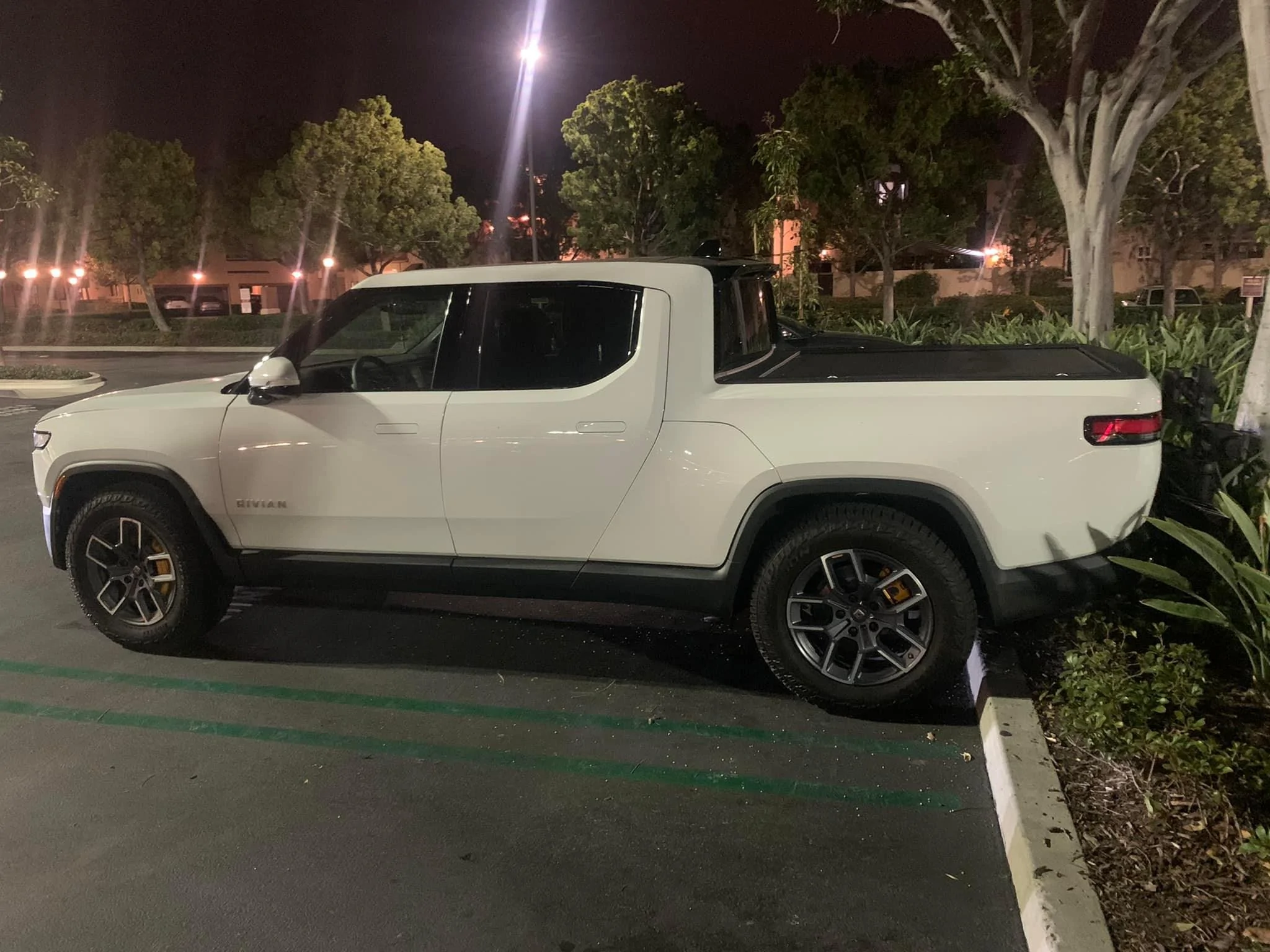Rivian R1T R1S GLACIER WHITE R1T  Photos 269825792_2968811033447108_6408811130280770022_n