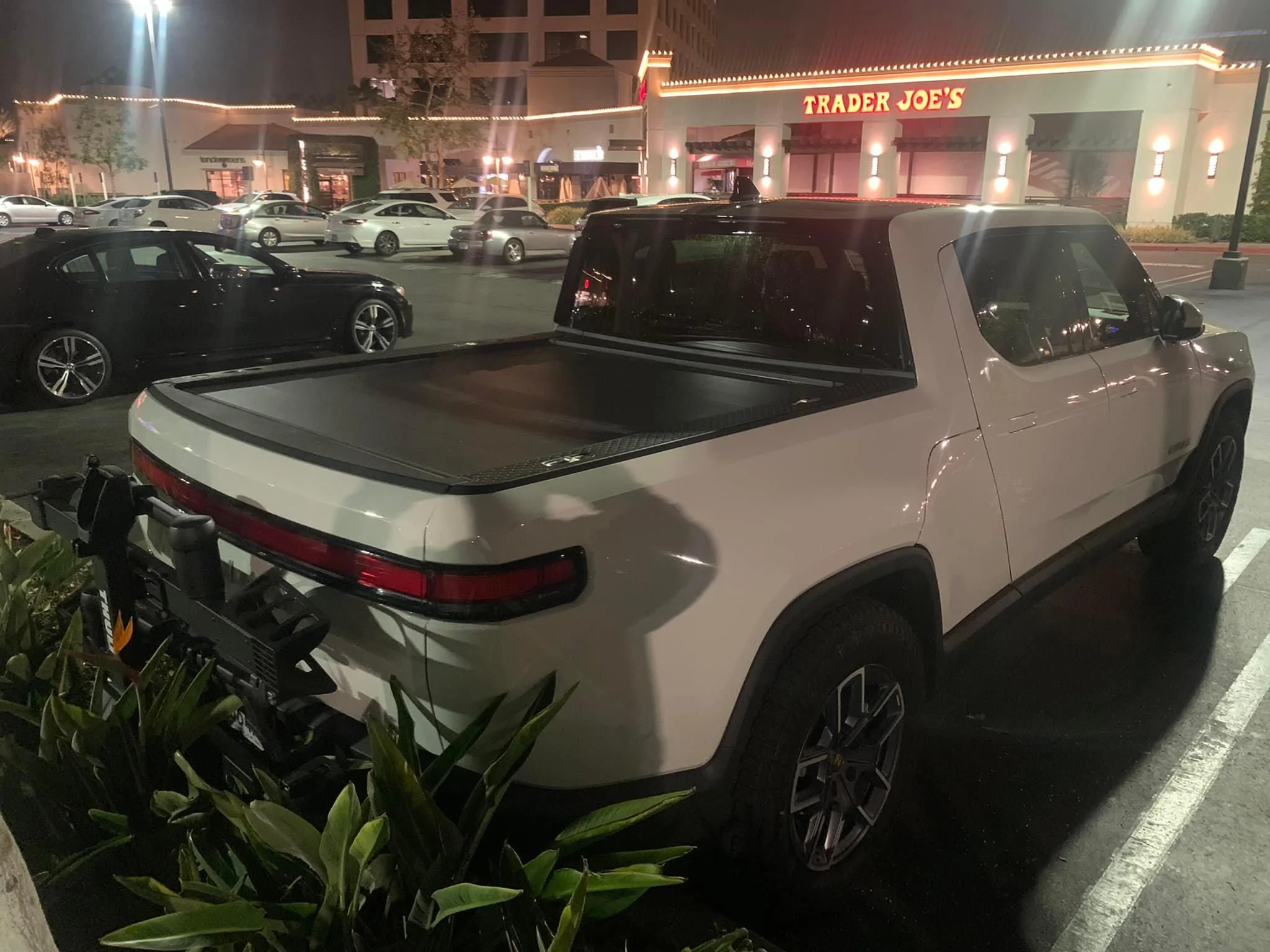 Rivian R1T R1S GLACIER WHITE R1T  Photos 269915832_2968810996780445_8449991082004716582_n