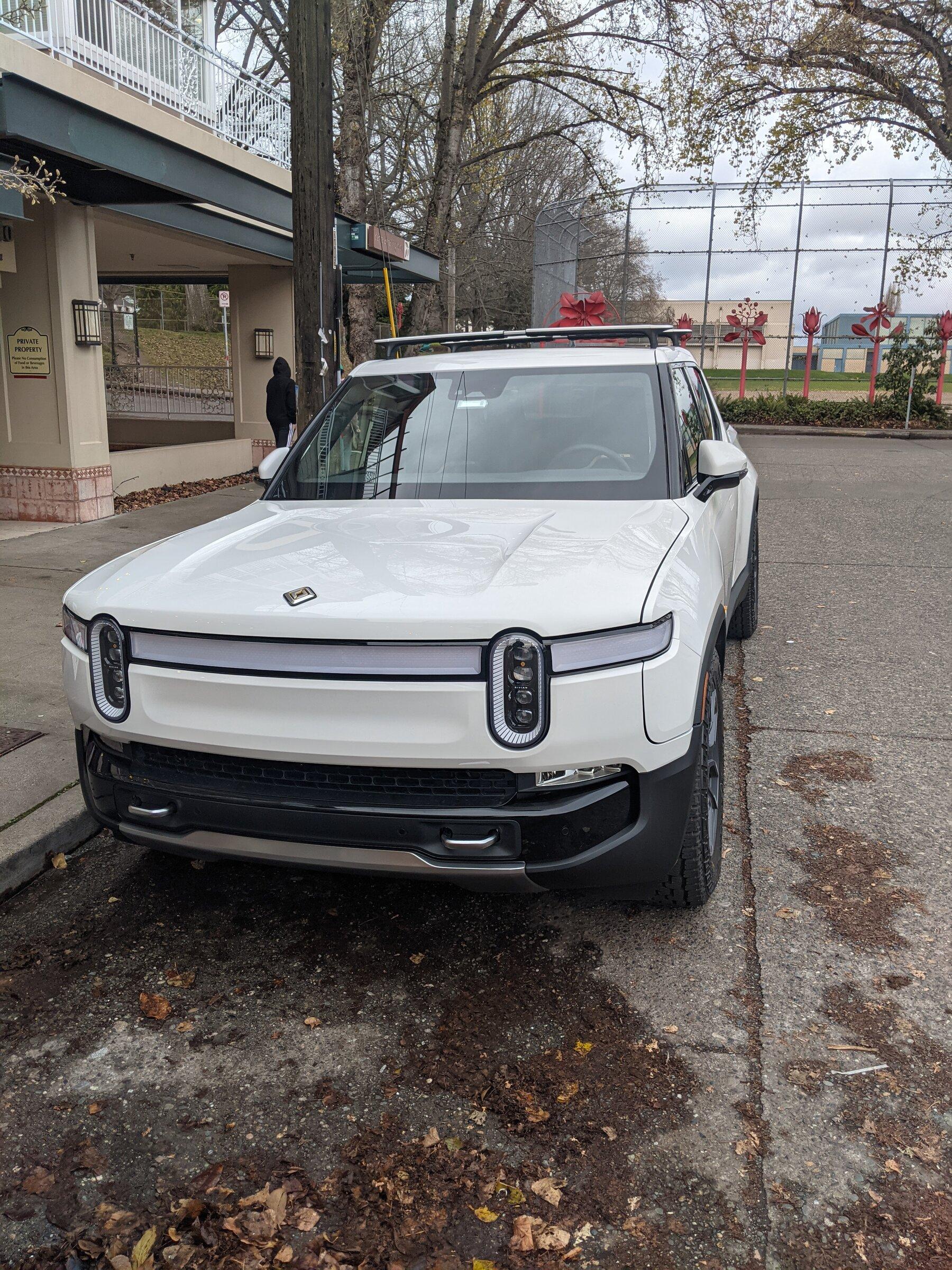 Rivian R1T R1S GLACIER WHITE R1T  Photos PXL_20211223_225115133