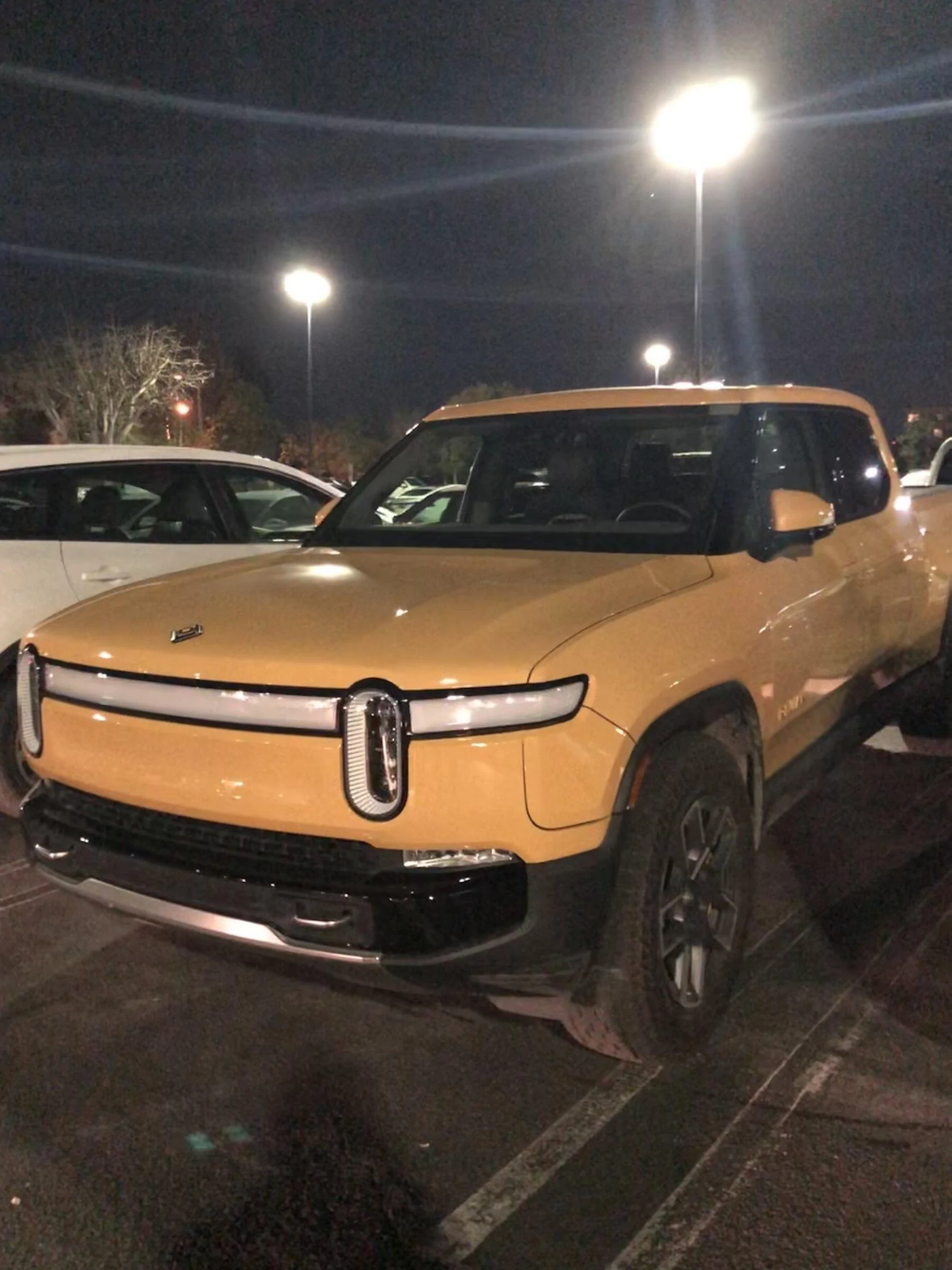Rivian R1T R1S COMPASS YELLOW R1T Photos E016BAC2-5AD9-4B9F-8860-BBD7DFBE9B0A
