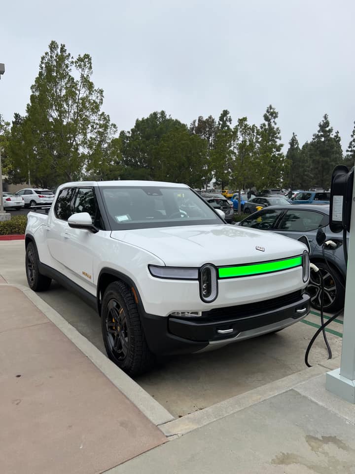 Rivian R1T R1S GLACIER WHITE R1T  Photos 269972413_4998813320131317_174936035184913618_n