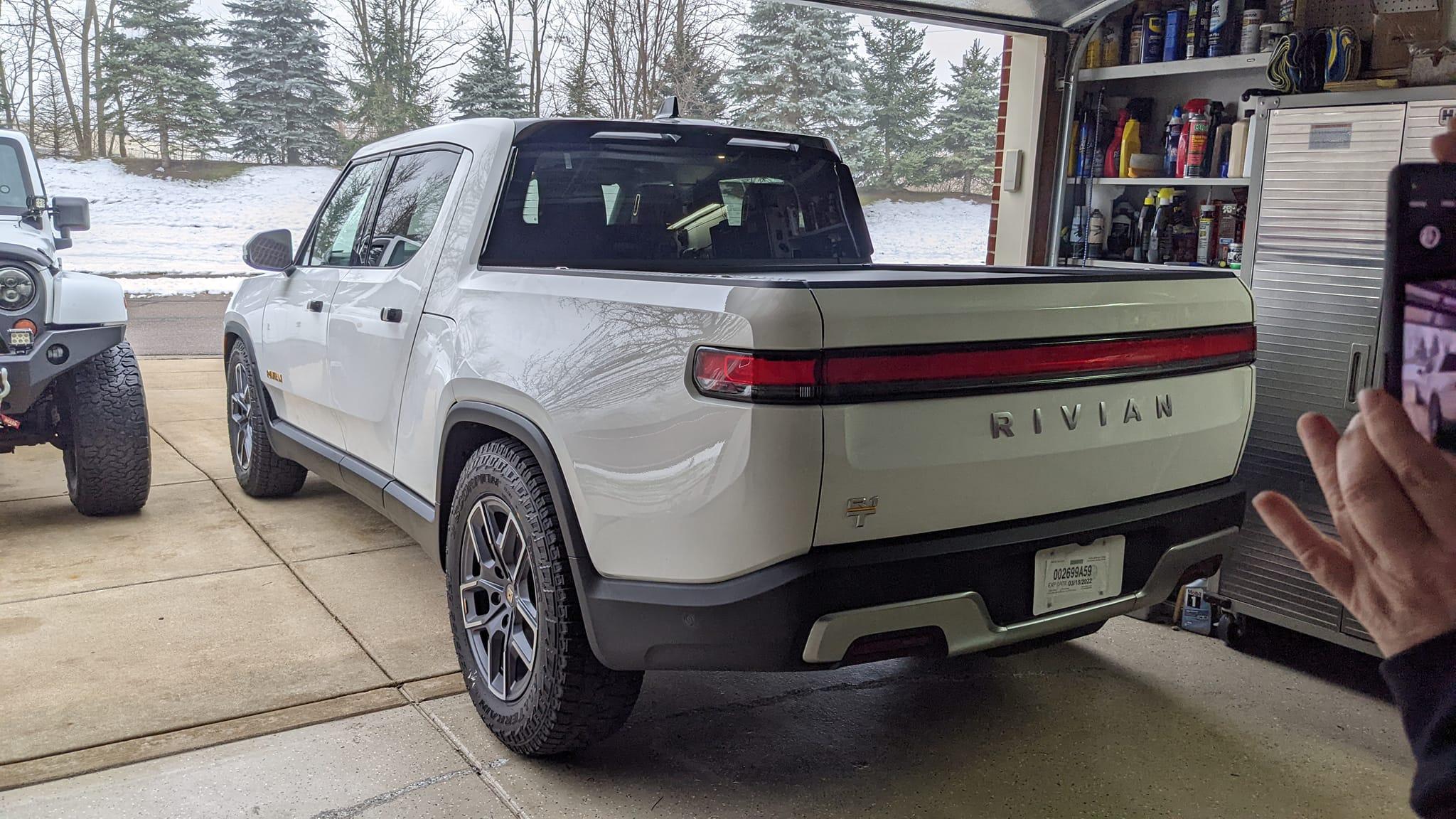 Rivian R1T R1S GLACIER WHITE R1T  Photos 269733416_1969705716540437_8753681522650444032_n
