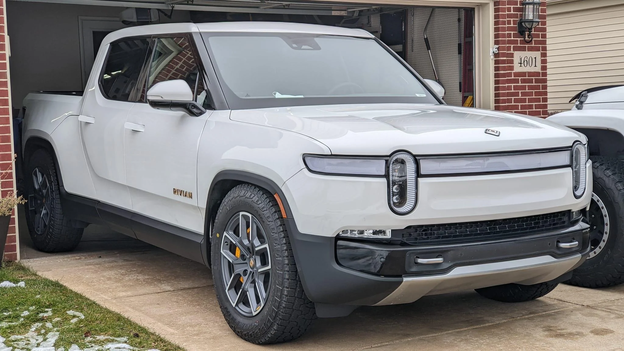 Rivian R1T R1S GLACIER WHITE R1T  Photos 269750878_1969705759873766_6319268744285887585_n
