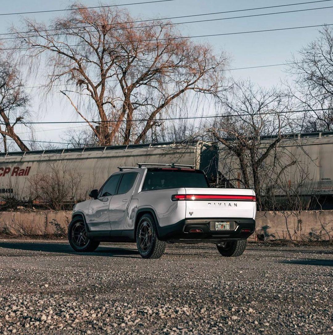 Rivian R1T R1S GLACIER WHITE R1T  Photos 266507952_297186655507567_7391524852473515630_n