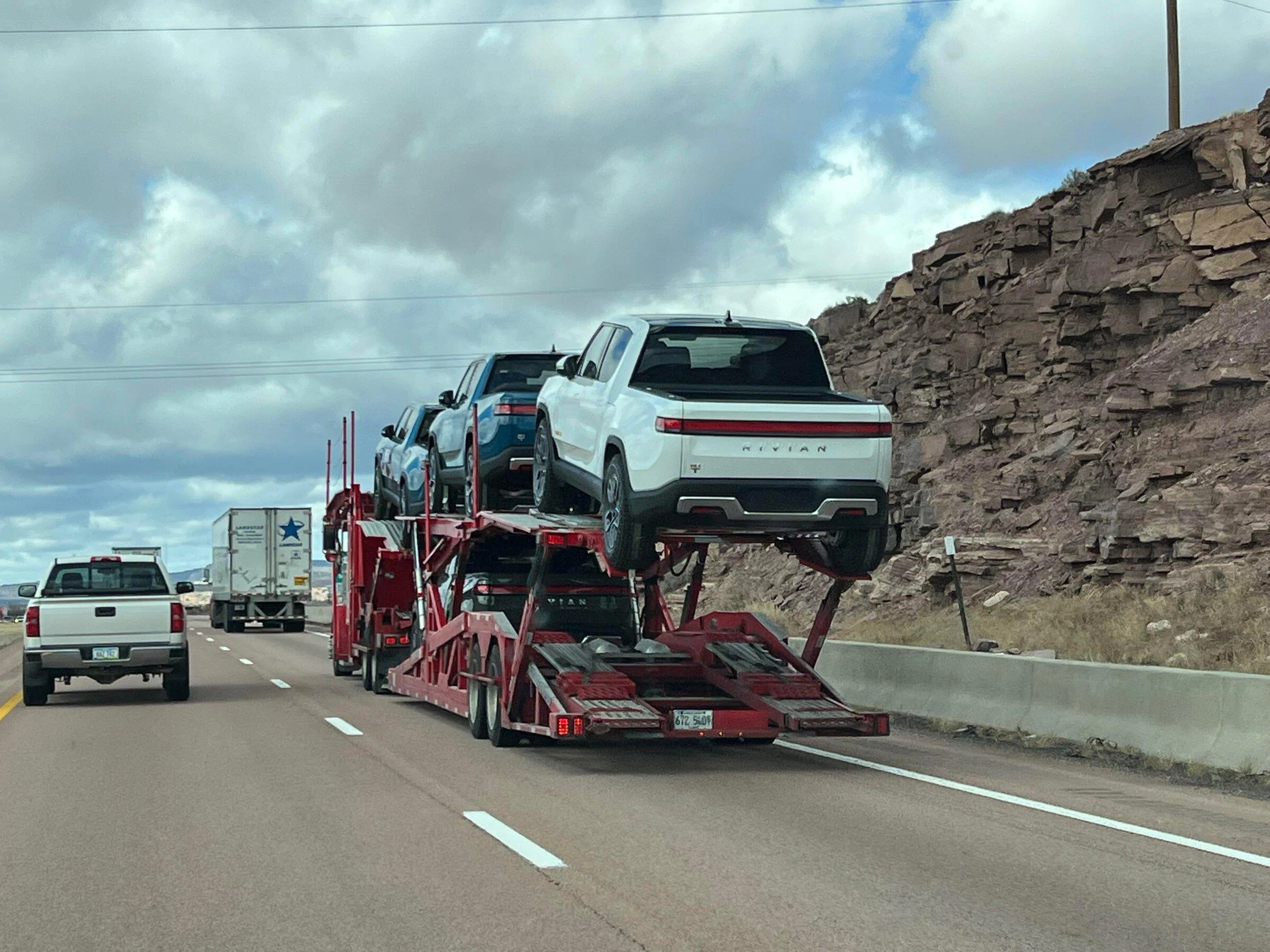 Rivian R1T R1S Real Rivian Photos & Videos j1qcvkdayx781