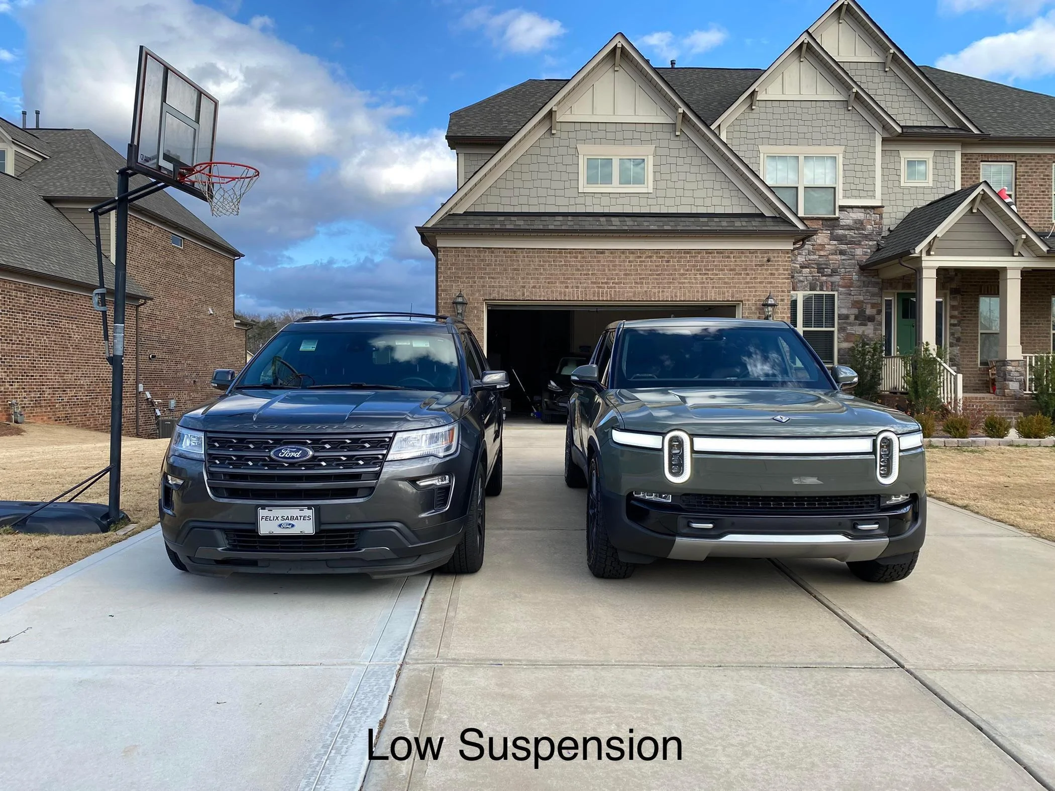 Rivian R1T R1S R1T size vs. 2018 Explorer - in low and max height suspension xwhhknyia5881