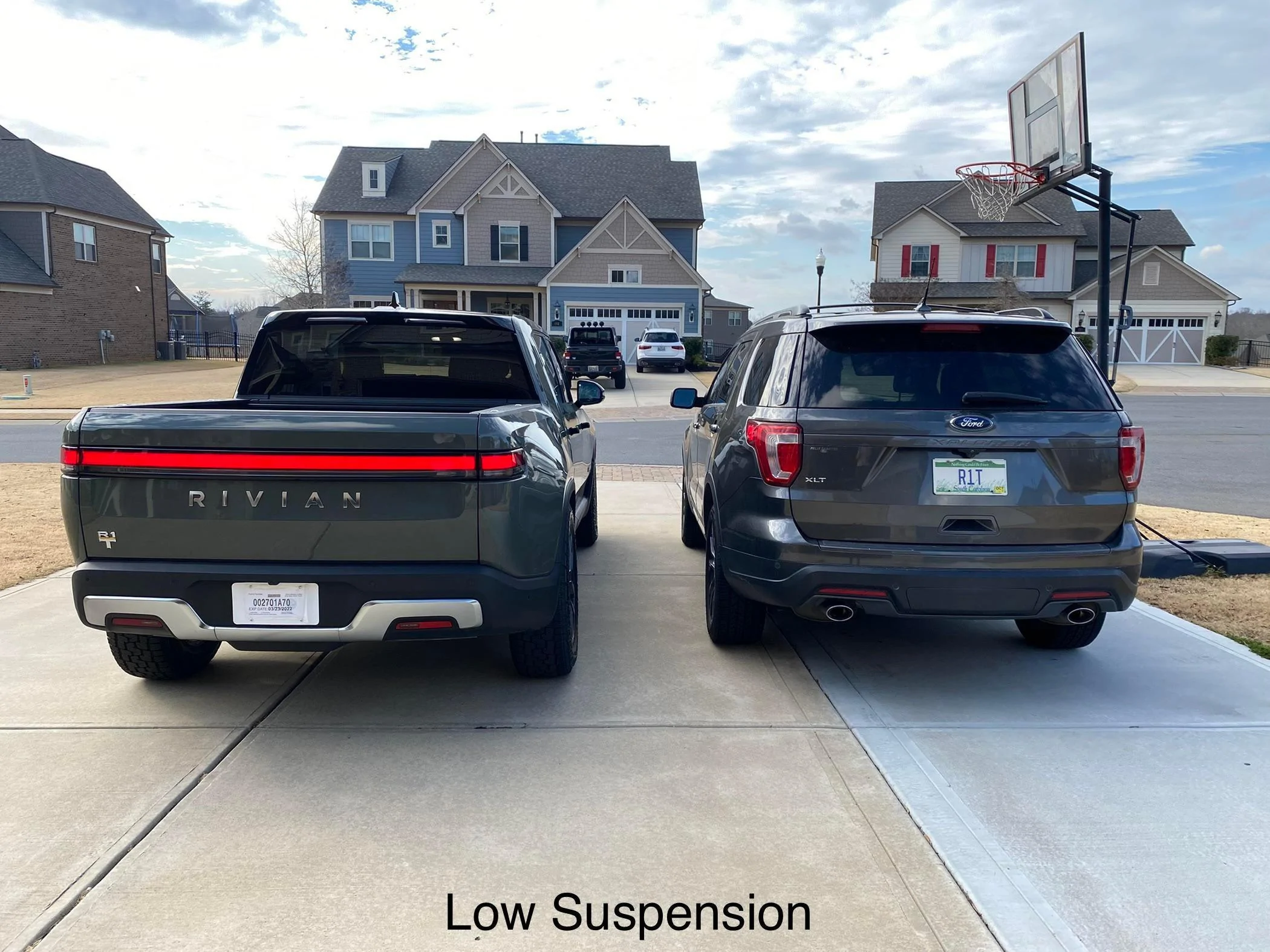 Rivian R1T R1S R1T size vs. 2018 Explorer - in low and max height suspension 7l87gmyia5881