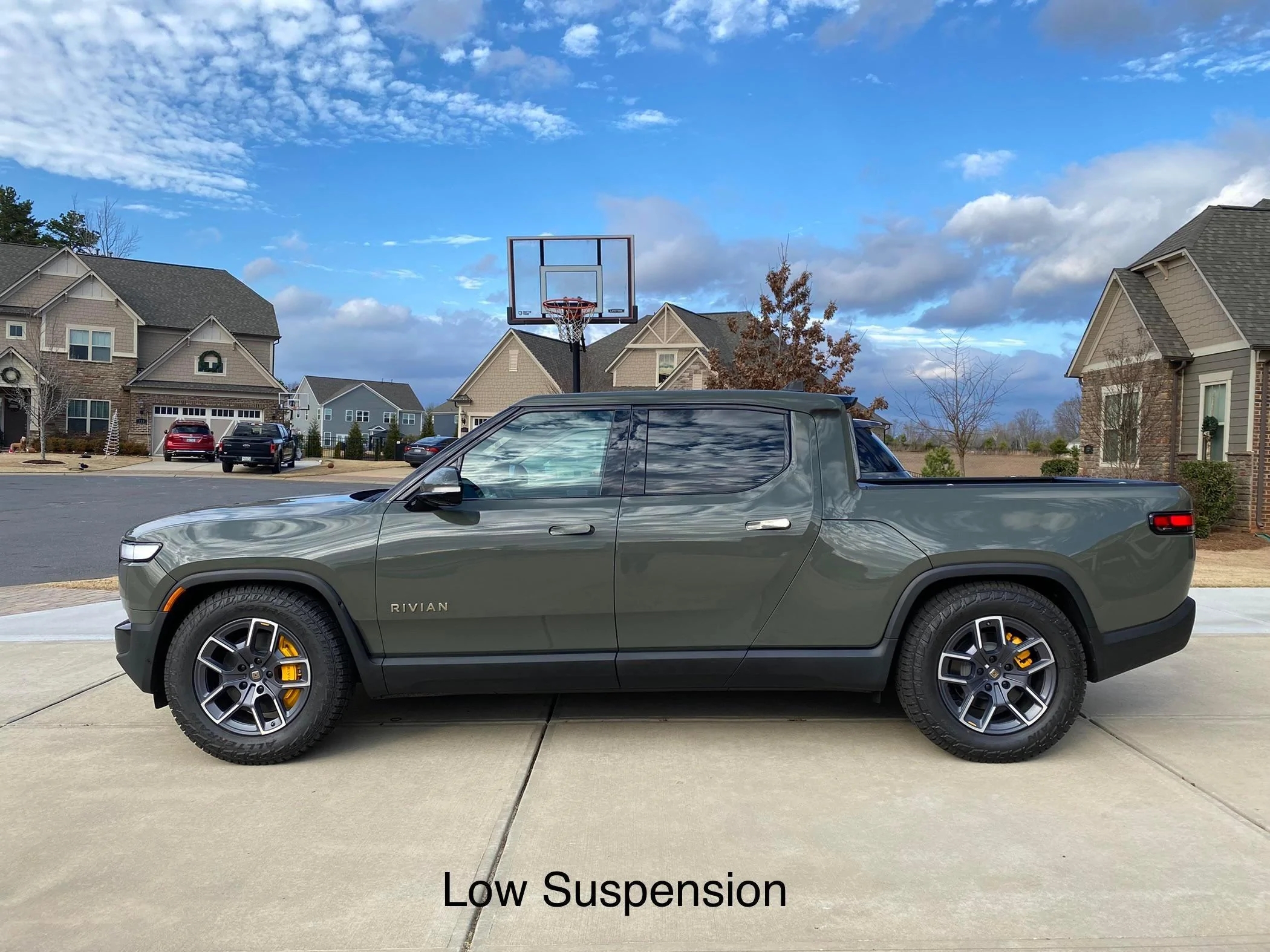 Rivian R1T R1S R1T size vs. 2018 Explorer - in low and max height suspension gwd1vqyia5881