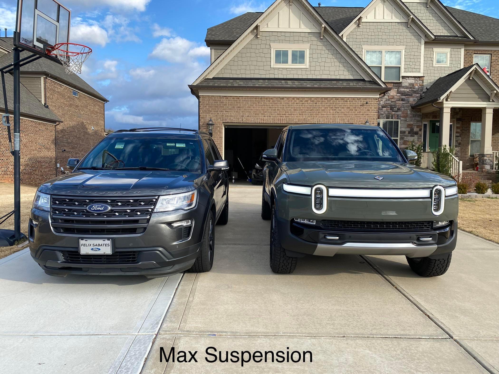 Rivian R1T R1S R1T size vs. 2018 Explorer - in low and max height suspension 4sjgomyia5881