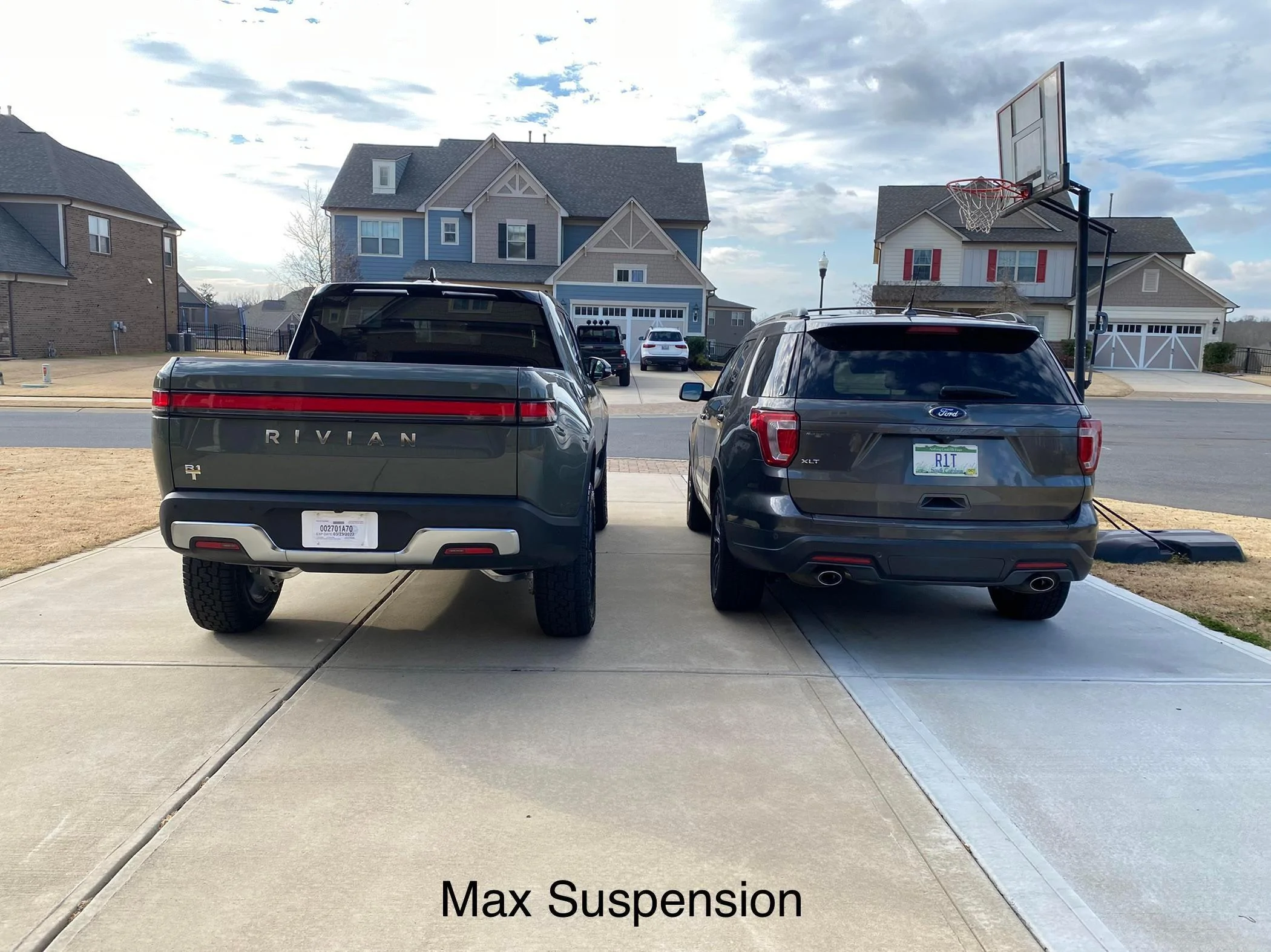 Rivian R1T R1S R1T size vs. 2018 Explorer - in low and max height suspension 6klrwlyia5881