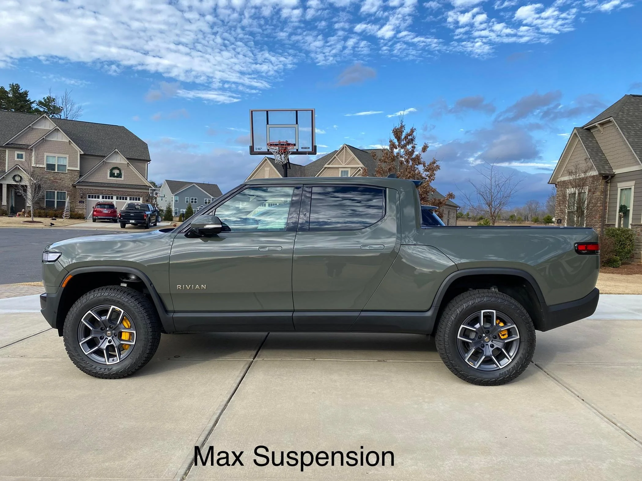 Rivian R1T R1S R1T size vs. 2018 Explorer - in low and max height suspension wo3e1qyia5881