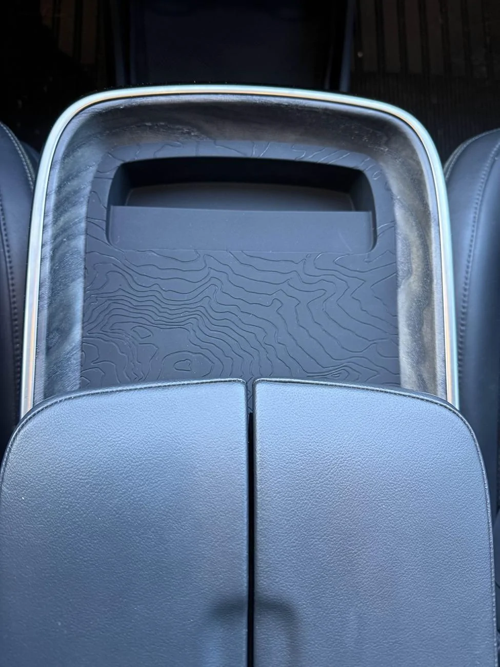 Rivian R1T R1S SoonishEV: TopoCharge Wireless Phone Charger for Gen2 Rivian Vehicles rainier topocharg