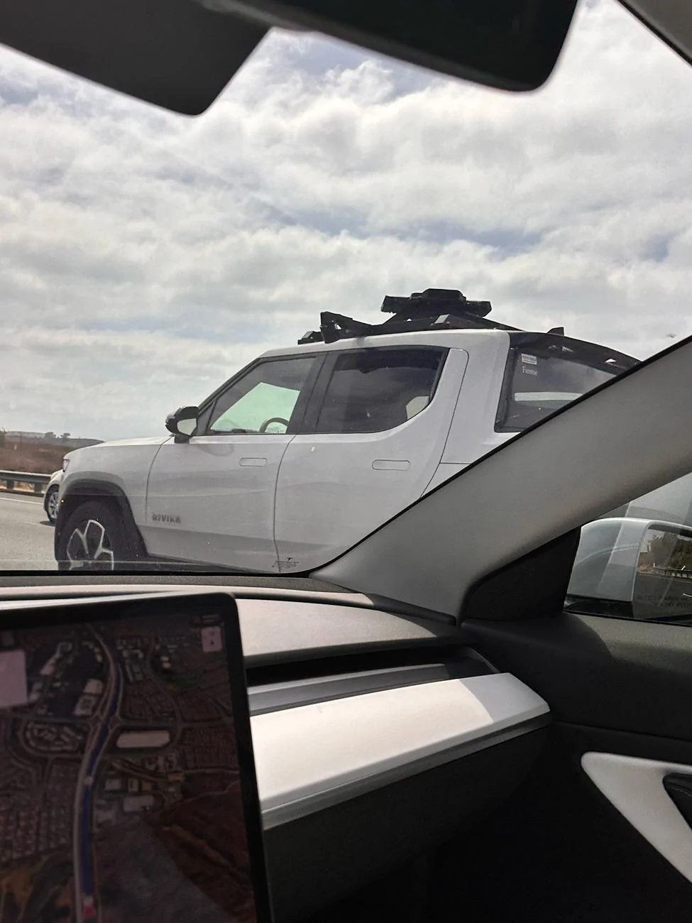 Rivian R1T R1S Spotted: Lidar testing using Gen1 Rivian GiVqHh0WAAALN6_
