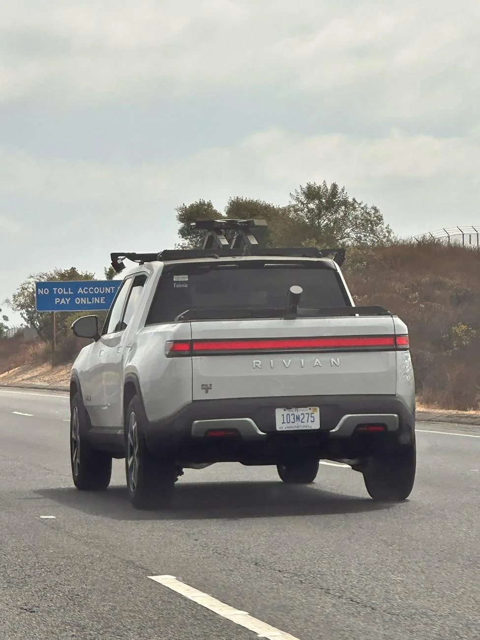 Rivian R1T R1S Spotted: Lidar testing using Gen1 Rivian GiVqHh0WkAAgcL