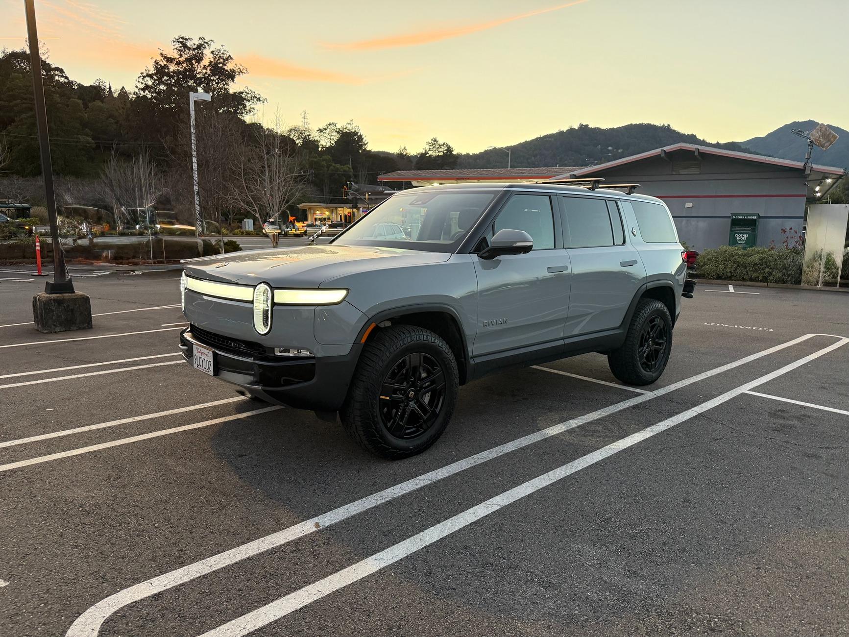 Rivian R1T R1S 2024 R1S LIMESTONE MAX PACK A/T Forest Edge IMG_0985