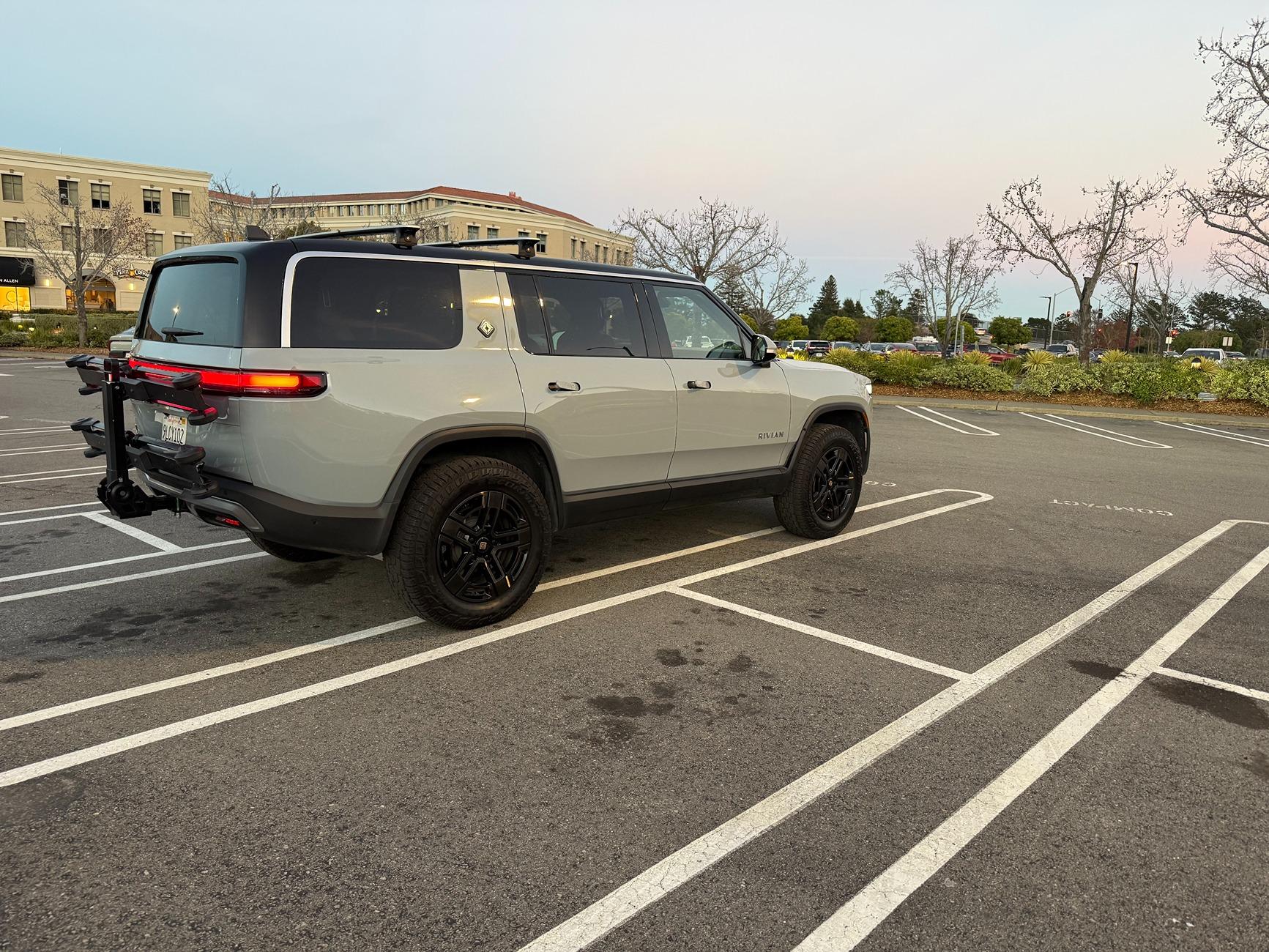 Rivian R1T R1S 2024 R1S LIMESTONE MAX PACK A/T Forest Edge IMG_0988