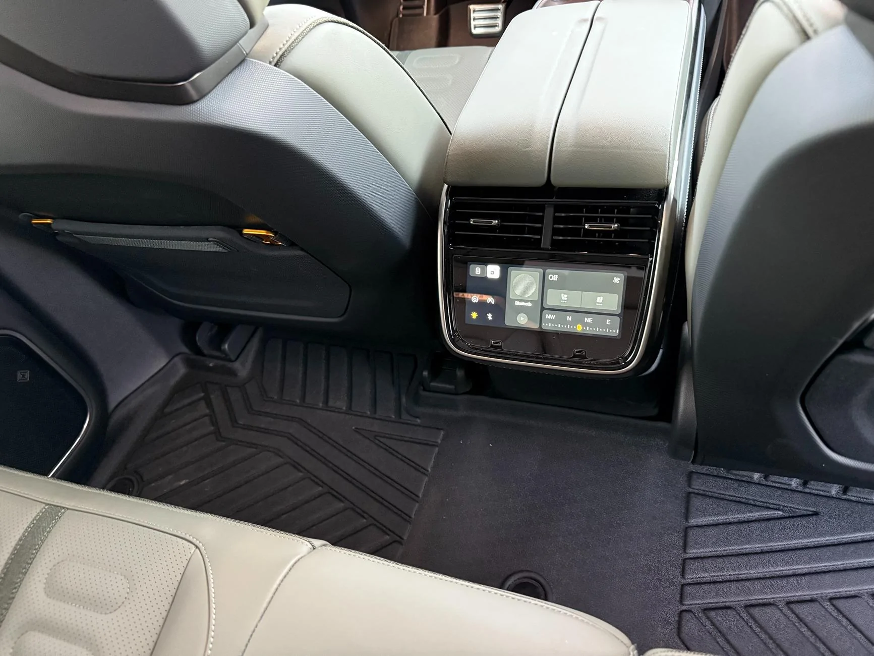 Rivian R1T R1S 2024 R1S LIMESTONE MAX PACK A/T Forest Edge IMG_0979