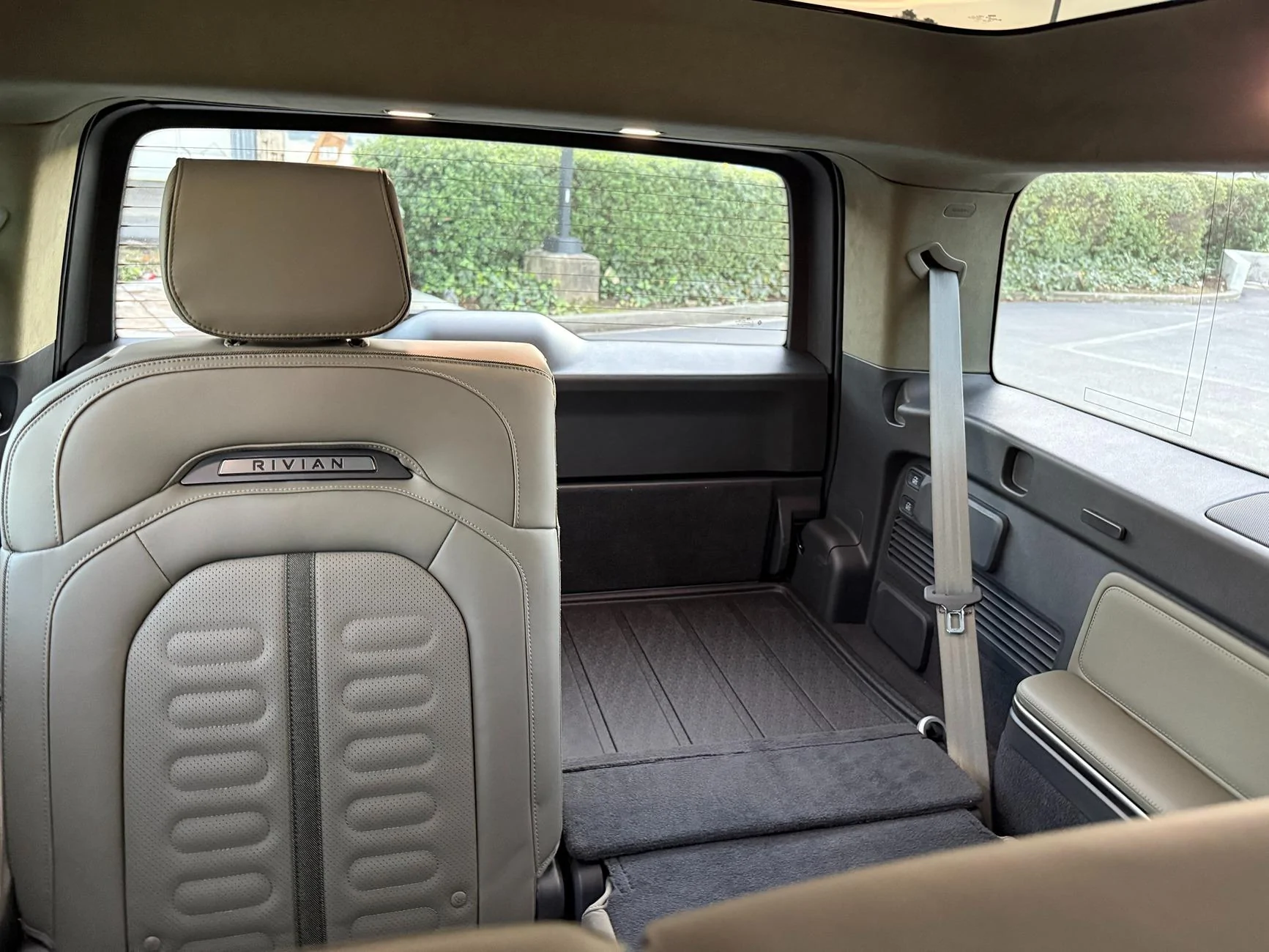 Rivian R1T R1S 2024 R1S LIMESTONE MAX PACK A/T Forest Edge IMG_0980