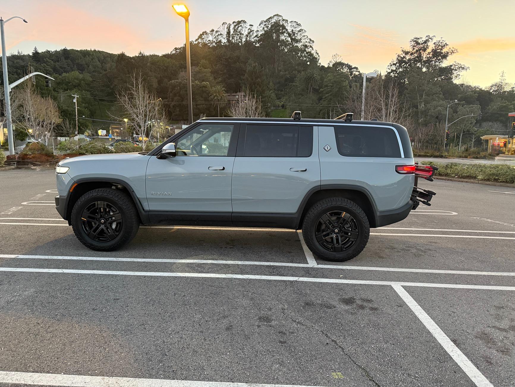 Rivian R1T R1S 2024 R1S LIMESTONE MAX PACK A/T Forest Edge IMG_0984