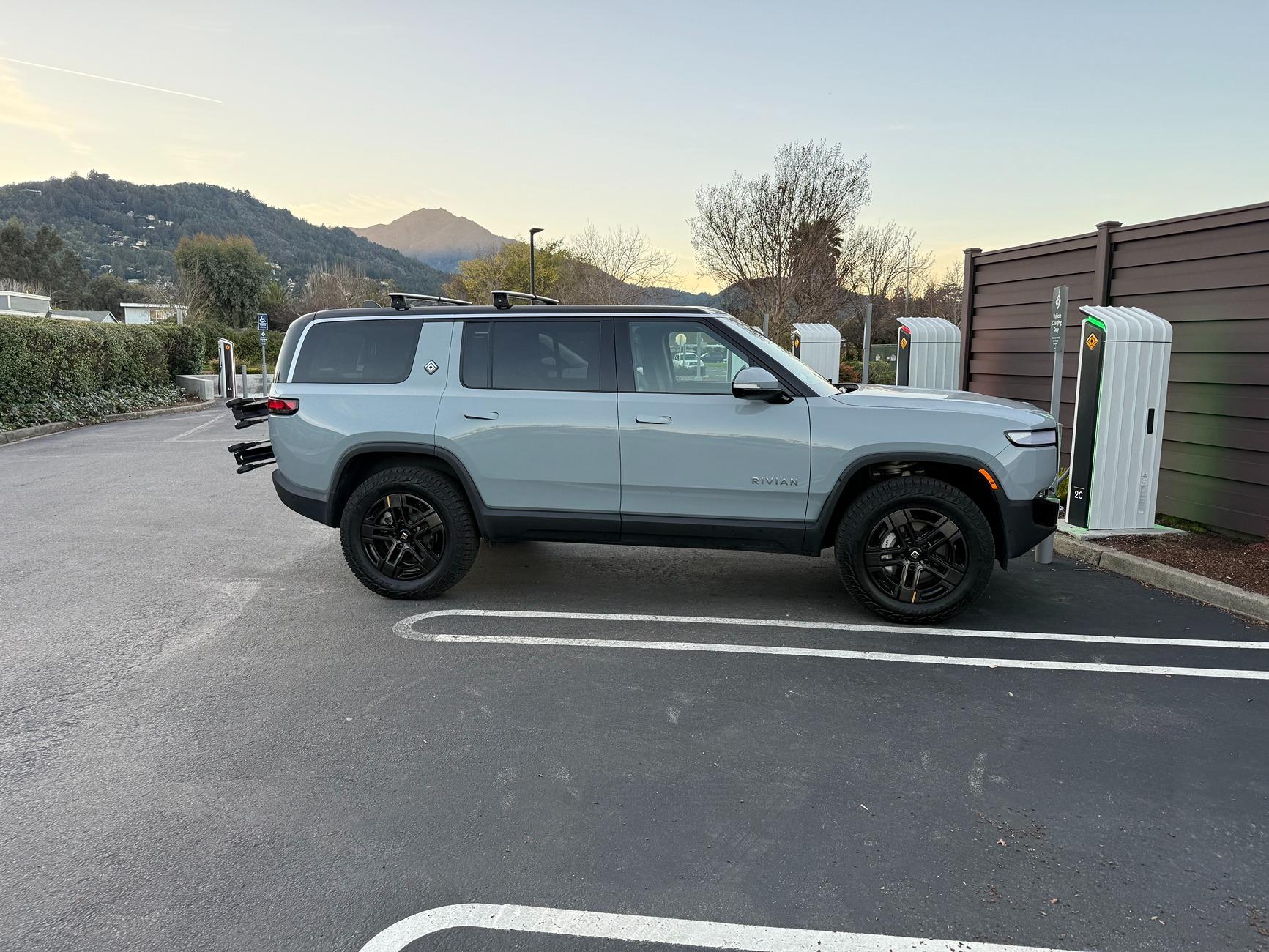 Rivian R1T R1S 2024 R1S LIMESTONE MAX PACK A/T Forest Edge IMG_0977