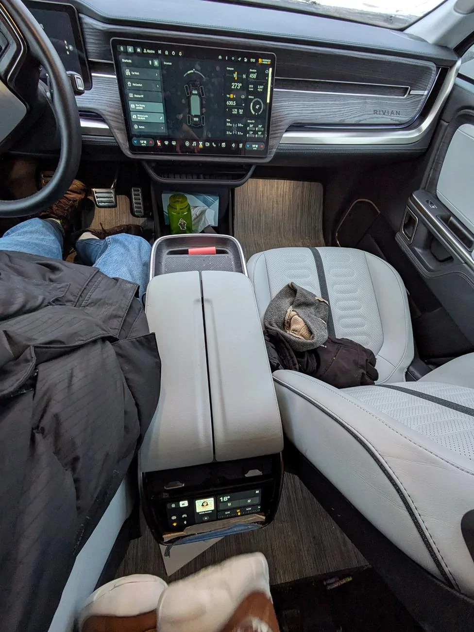 Rivian R1T R1S bug on rear screen lock (fw 2024.51.01) PXL_20250128_220155001