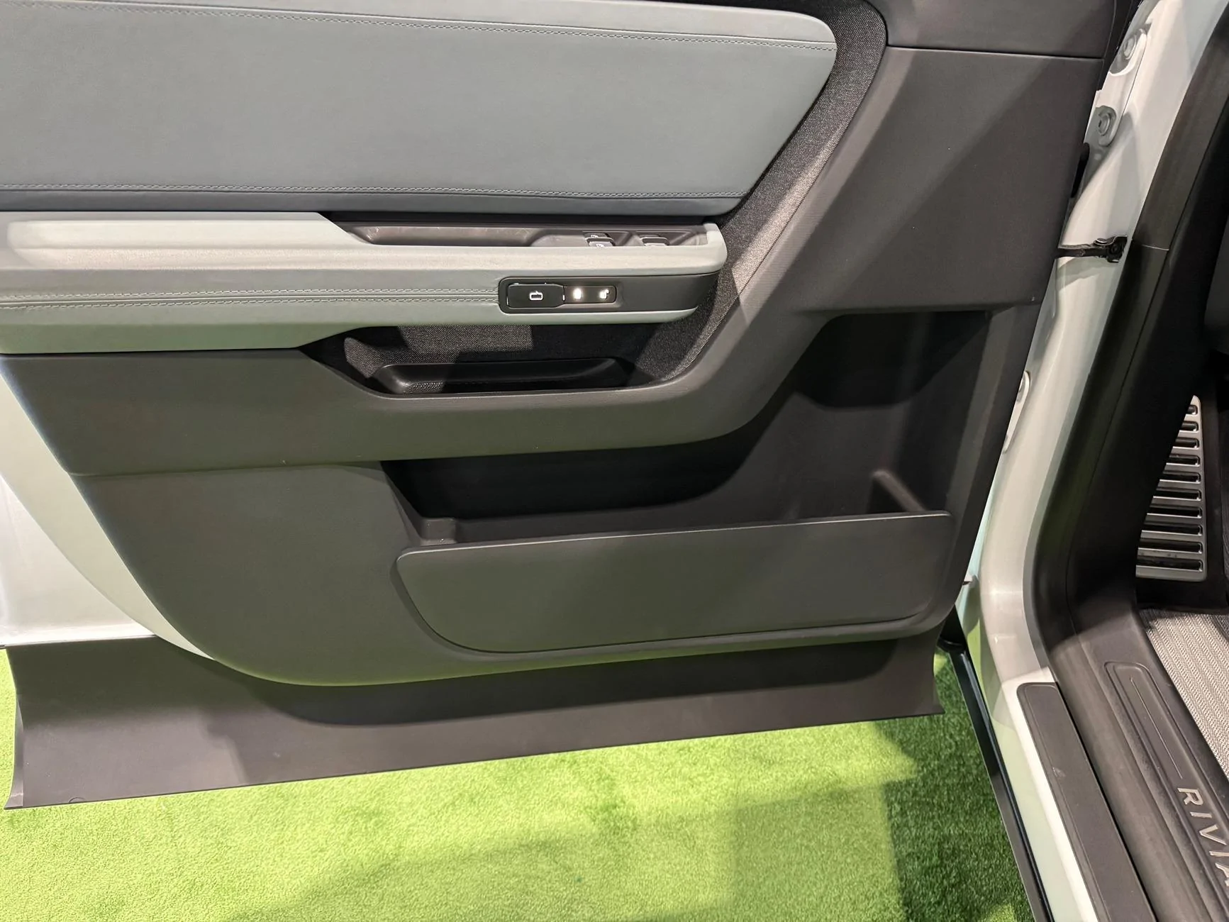 rivian-r2-interior-photos-2-jpeg.jpg