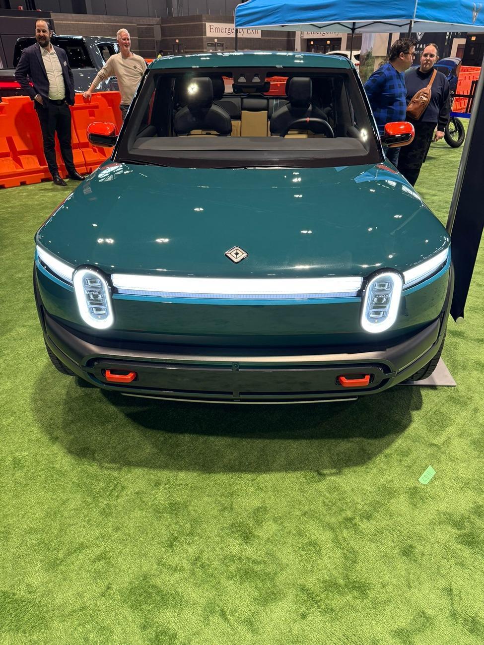 ivian-r3-exterior-interior-glass-roof-seats-2-jpeg.jpg