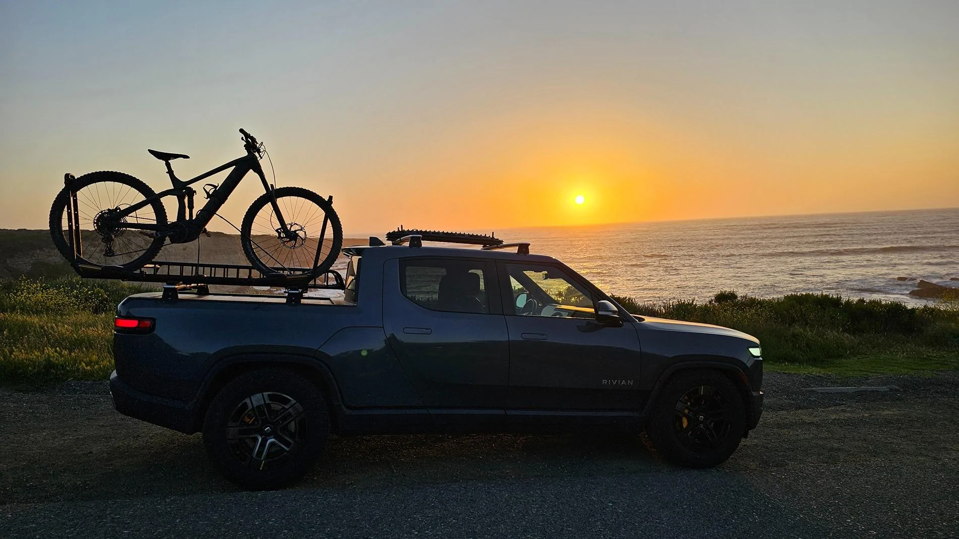 Rivian R1T R1S A RIVIAN Sunset 20240508_194236