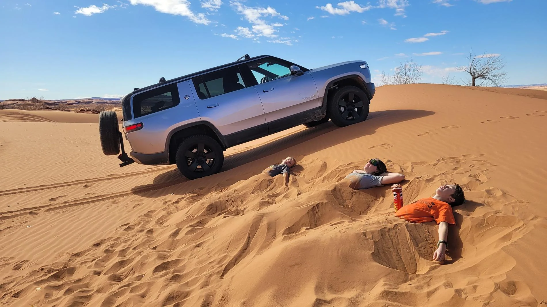Rivian R1T R1S Playing in the sand at the White Wash sand dunes 20250208_123154