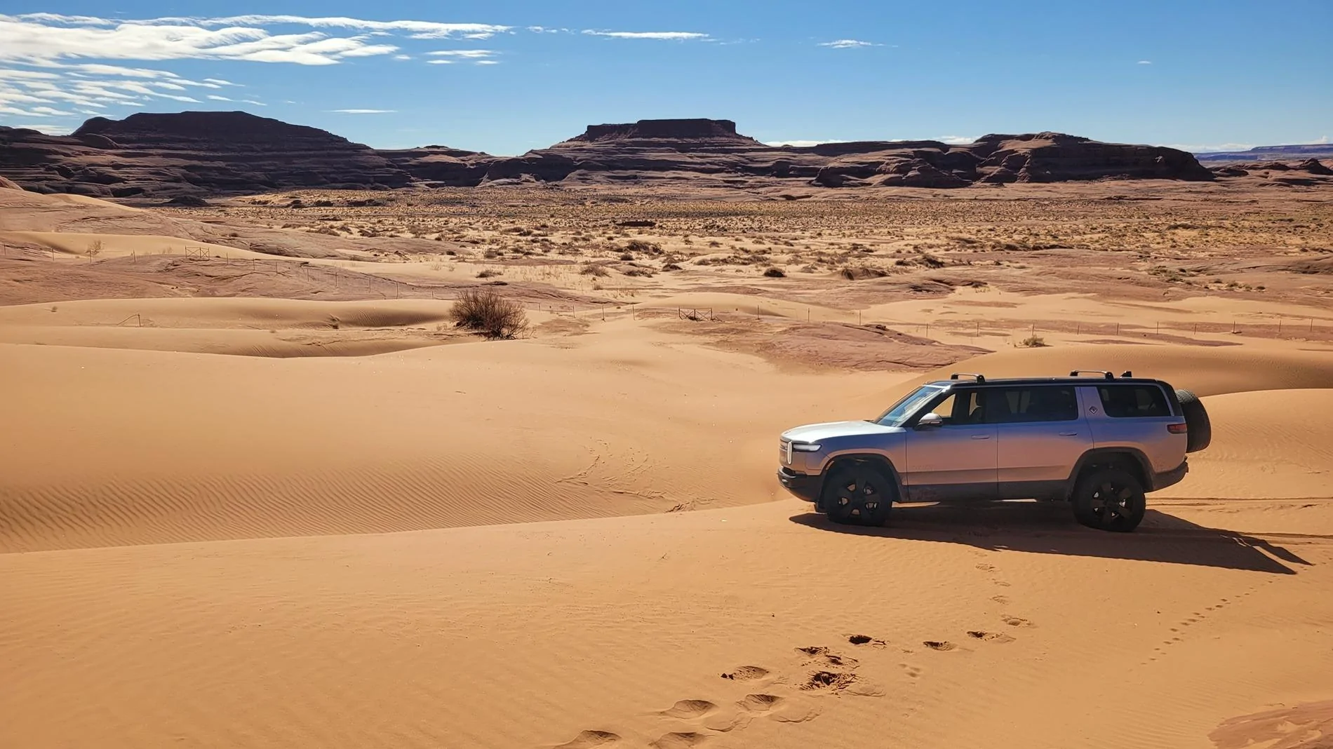 Rivian R1T R1S Playing in the sand at the White Wash sand dunes 20250208_121113