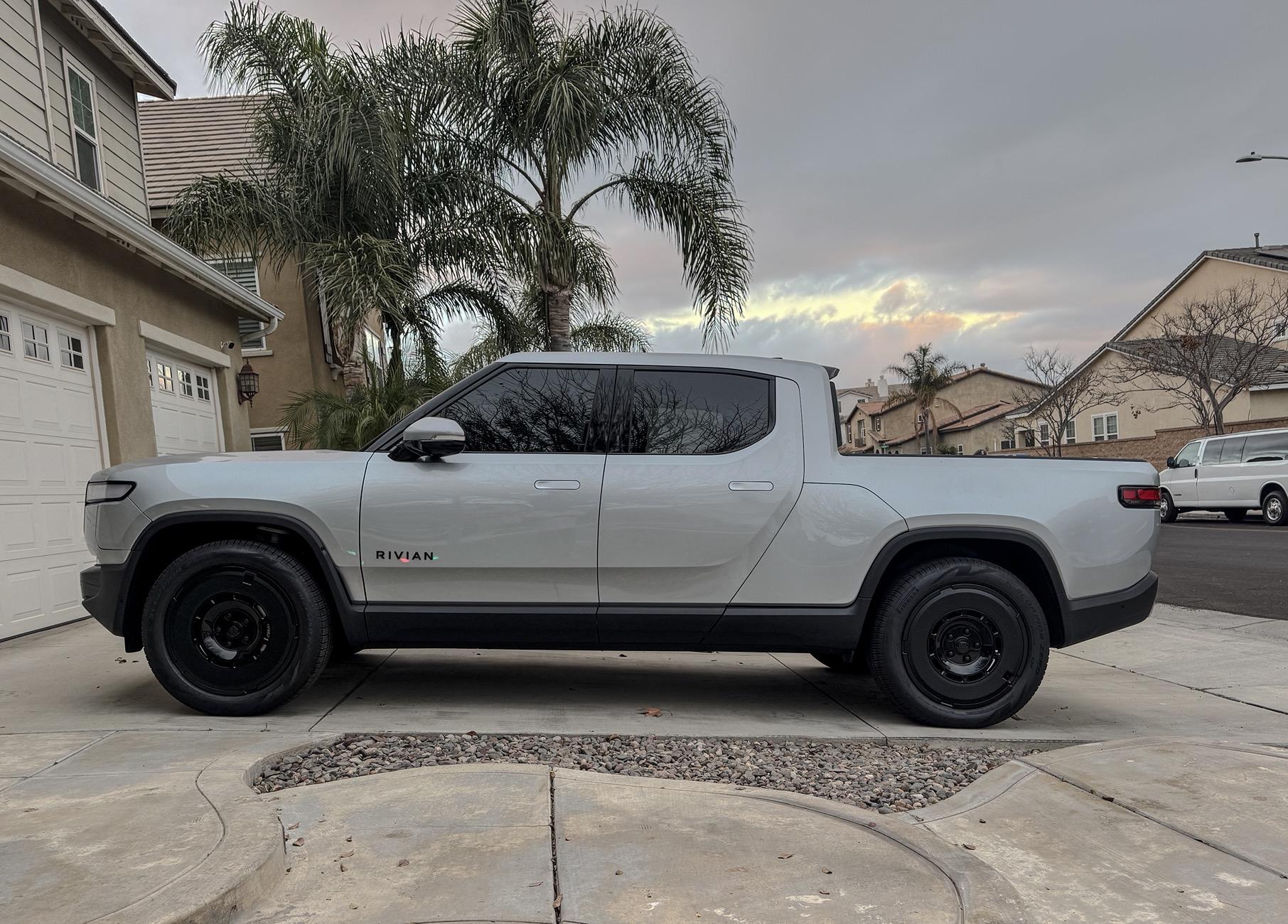 Rivian R1T R1S Gen2 22" Range Wheels ARE compatible with Gen1... IMG_8139