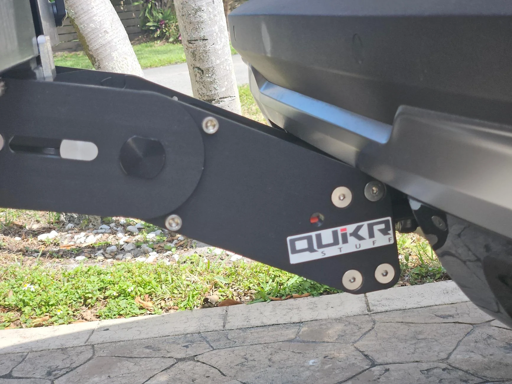 Rivian R1T R1S QuikrStuff Mach 2 Hitch Review 1 to 4 bike rack with R1s 20250222_121738