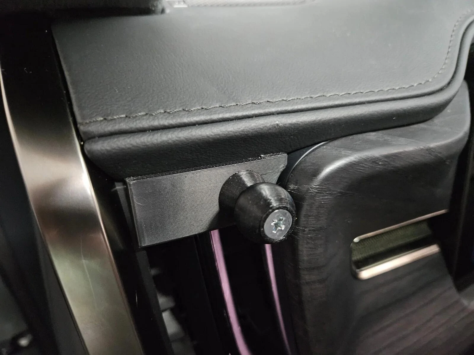 Rivian R1T R1S Looking for Mobile Phone Holder for R1S 1741365594381-ri