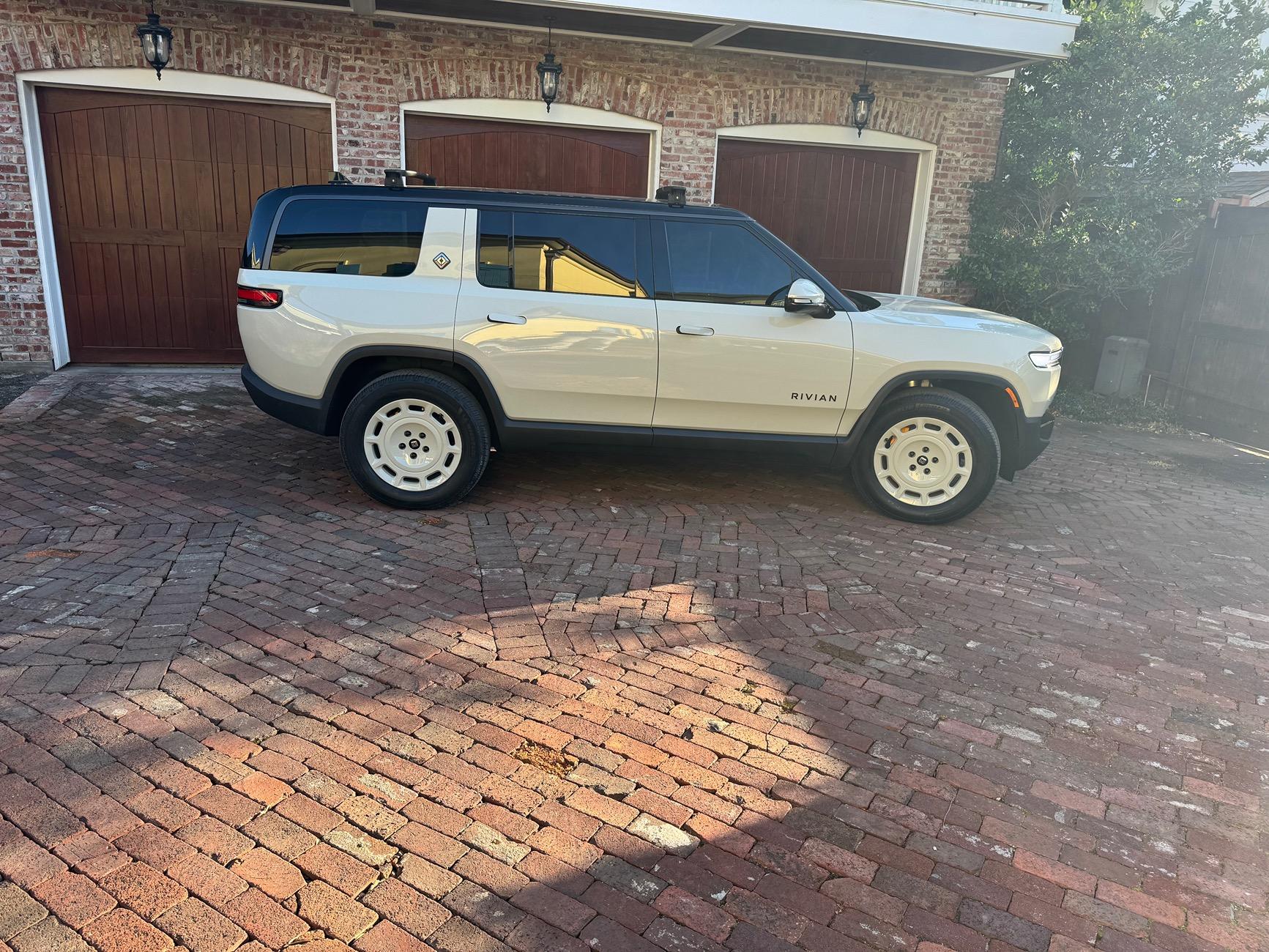 Rivian R1T R1S California Dune = yellow color? IMG_1447