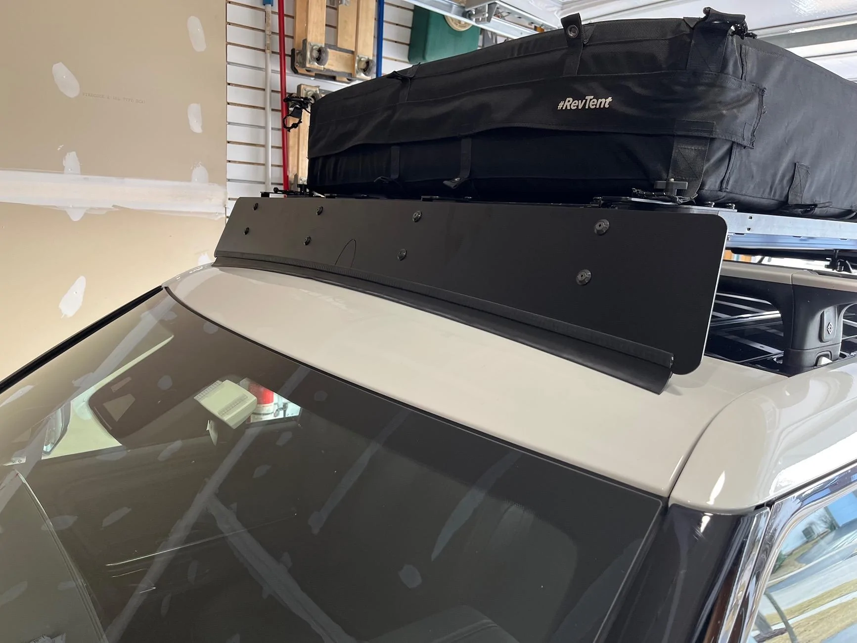 Rivian R1T R1S Roof rack wind deflector Unknown-1