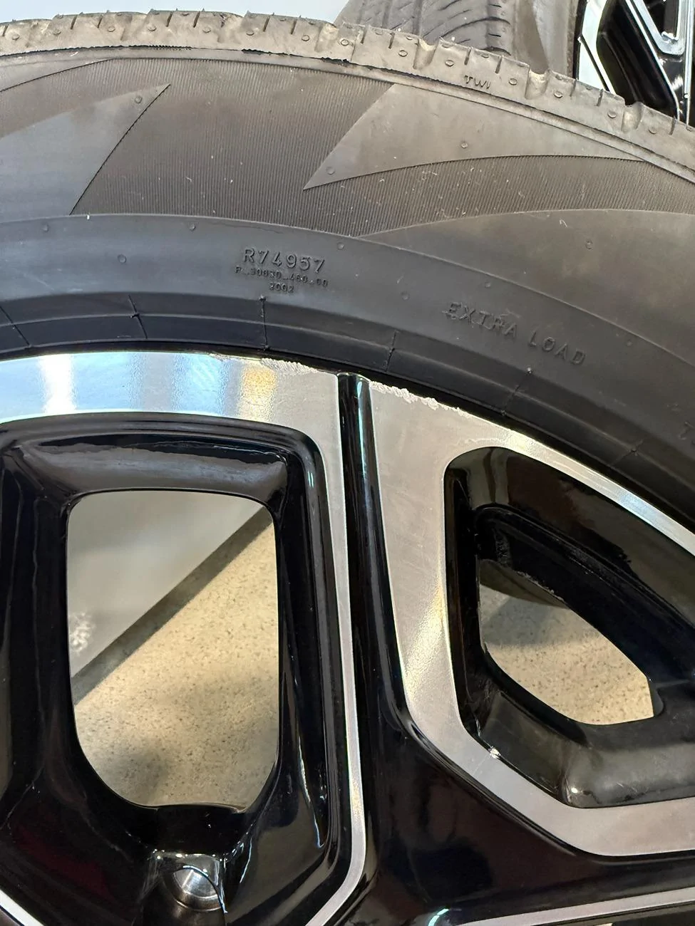 Rivian R1T R1S FS - 22" OEM Sport Bright wheels IMG_0939